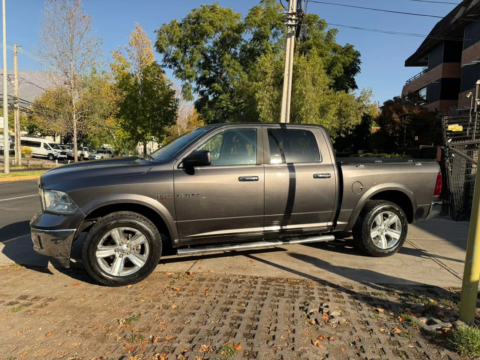 DODGE RAM 1500 LARAMIE 5.7 HEMI 4X4  vista 2