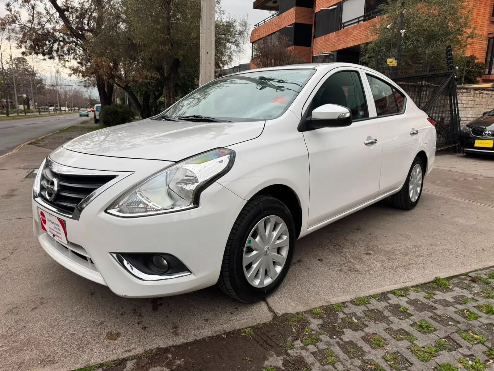 Nissan VERSA vista 4