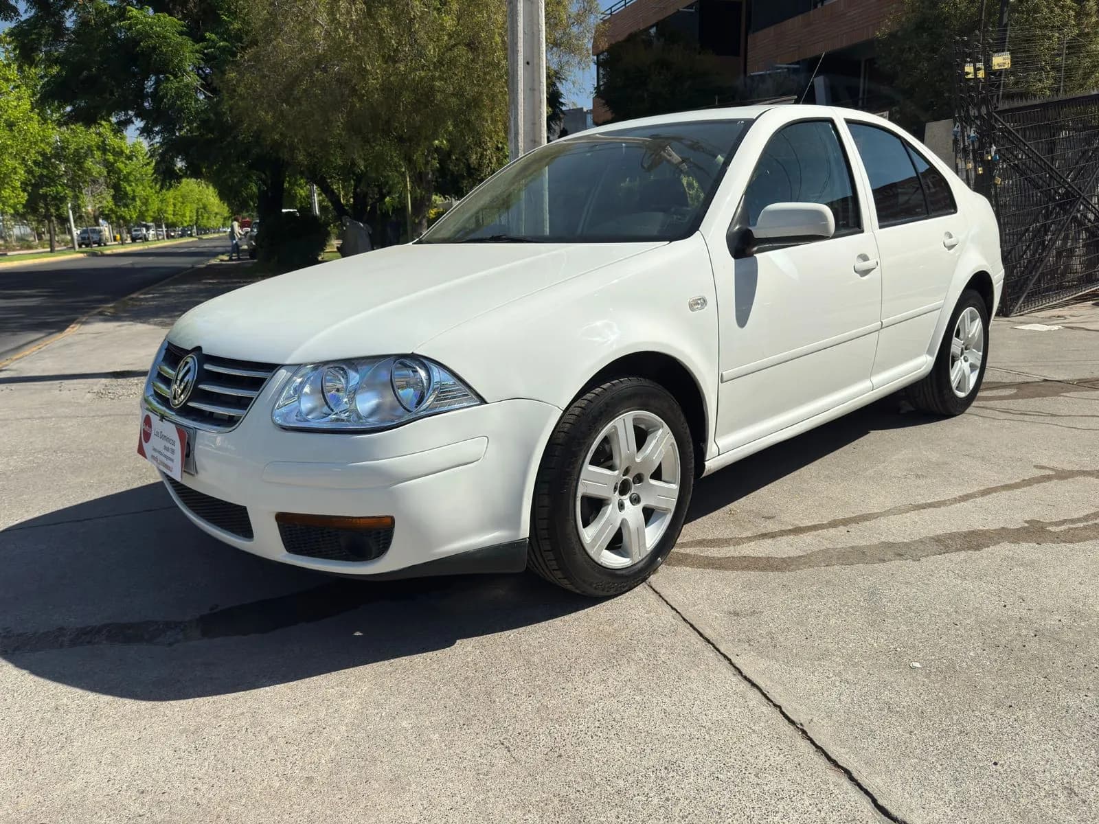 Volkswagen BORA TRENDLINE SKY 2.0 SOLO 147.000 KM vista 4