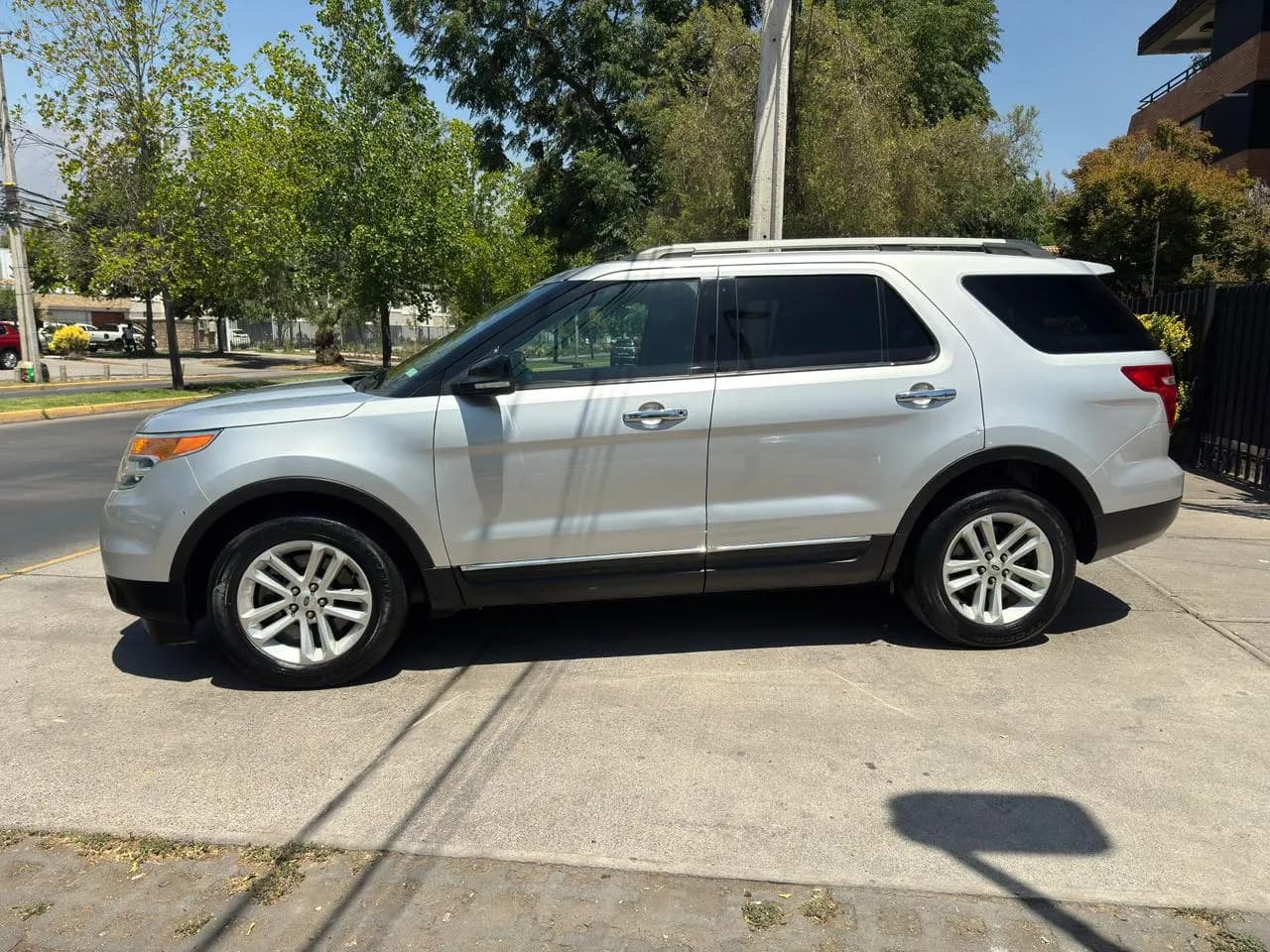 Ford EXPLORER XLT 3.5 AUTOMATICO 3 CORRIDAS vista 4