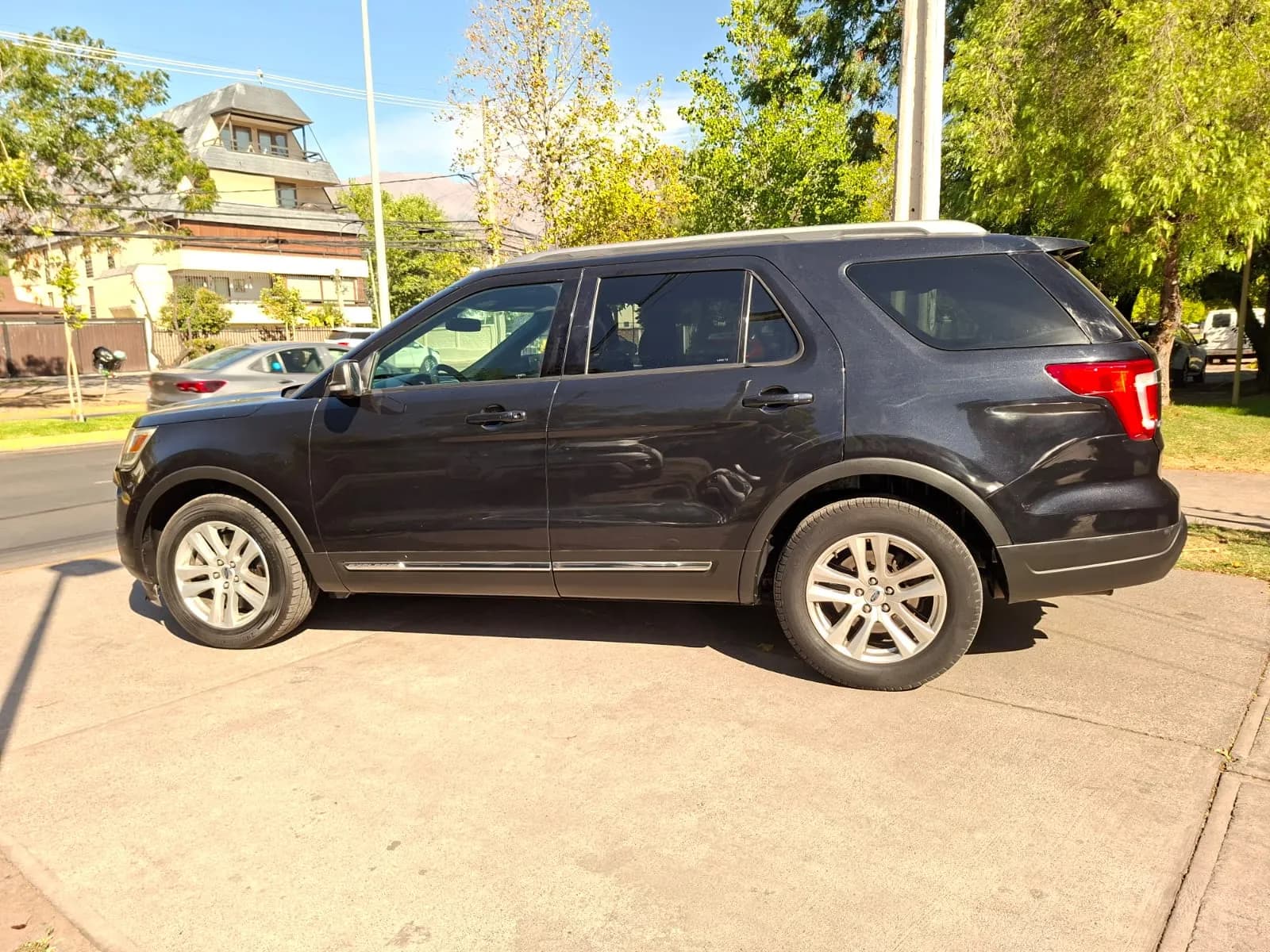 Ford EXPLORER XLT 3.5 AUTOMATICO 3 CORRIDAS vista 4