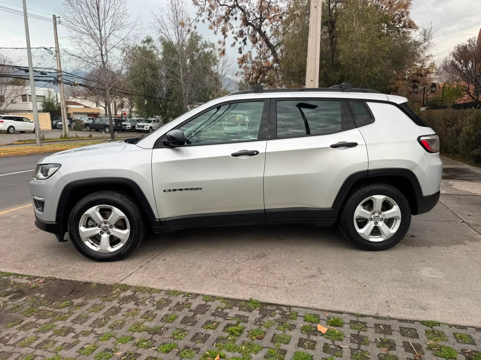Jeep COMPASS SPORT 2.4 MEC 6 VEL FULL CARPLAY CAMARA SOLO 89.000 KM vista 4