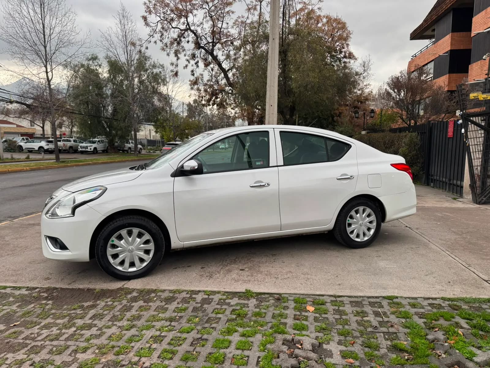 Nissan VERSA 1.6 MEC SOLO 72.000 KM VER EN LAS CONDES vista 4