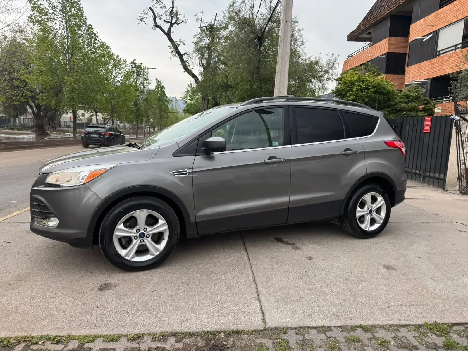FORD FORD - ESCAPE - 2.0 AUTOMATICO FULL AIRE AIRBAG CAMARA VER EN LAS CONDES vista 4