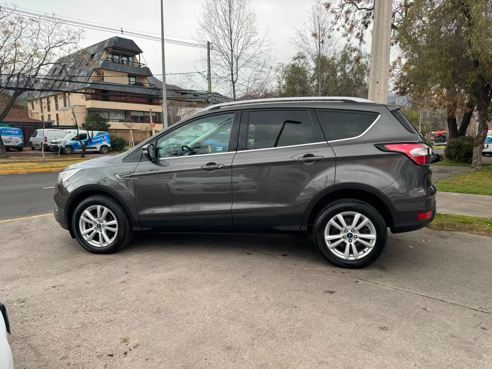 FORD FORD - ESCAPE - 2.5 AUT FULL CARPLY CAMARA VER EN LAS CONDES vista 4