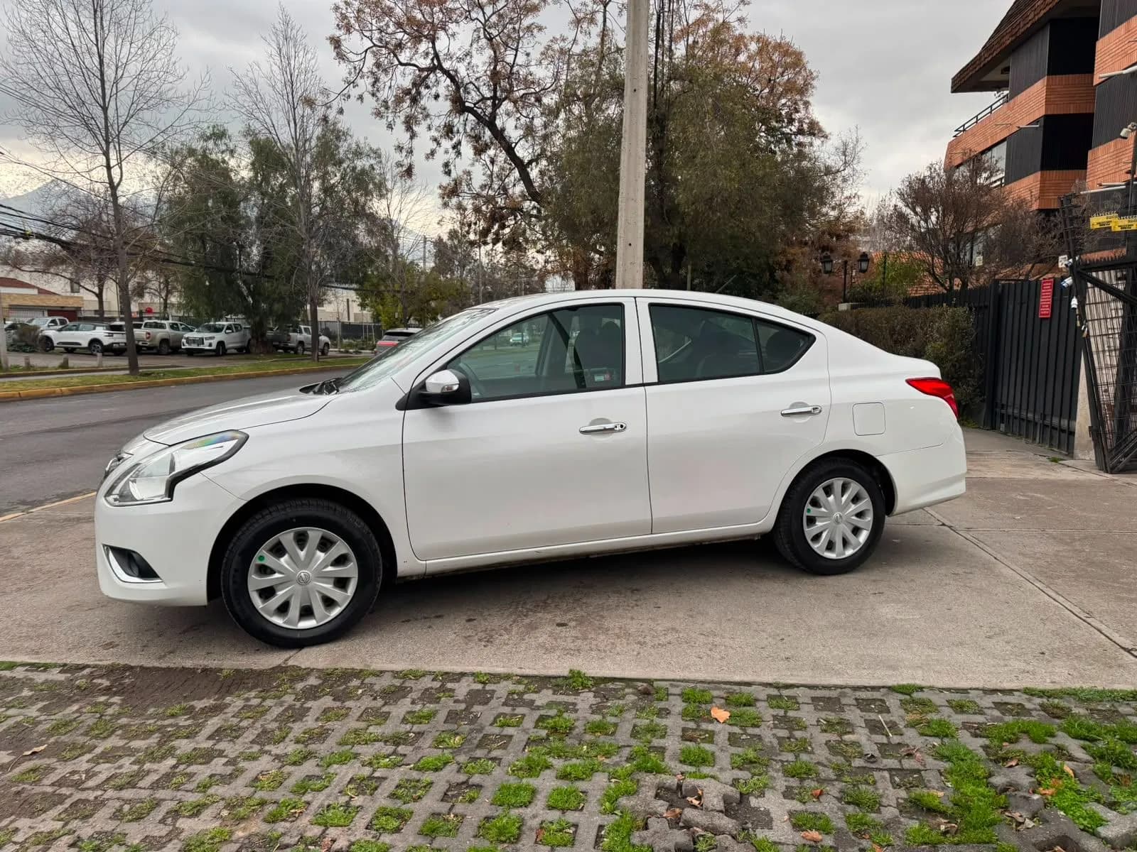 Nissan VERSA vista 5