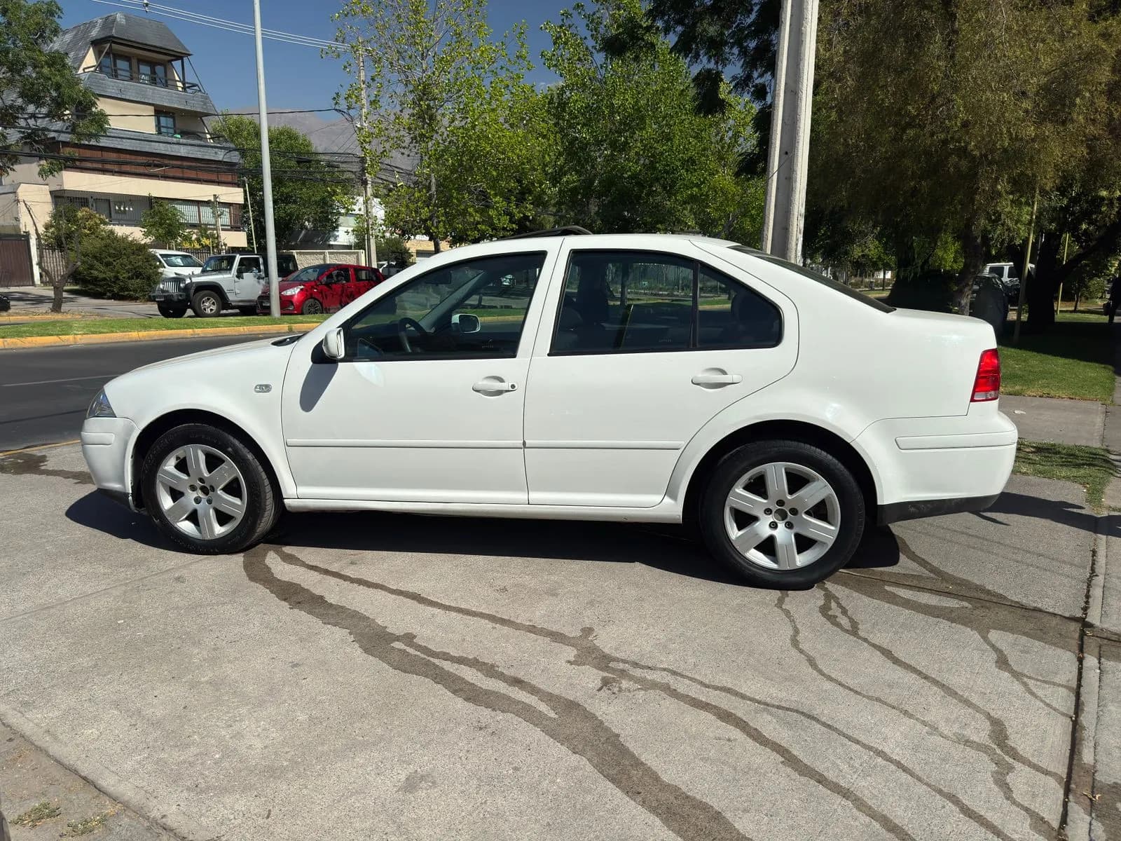 Volkswagen BORA TRENDLINE SKY 2.0 SOLO 147.000 KM vista 5