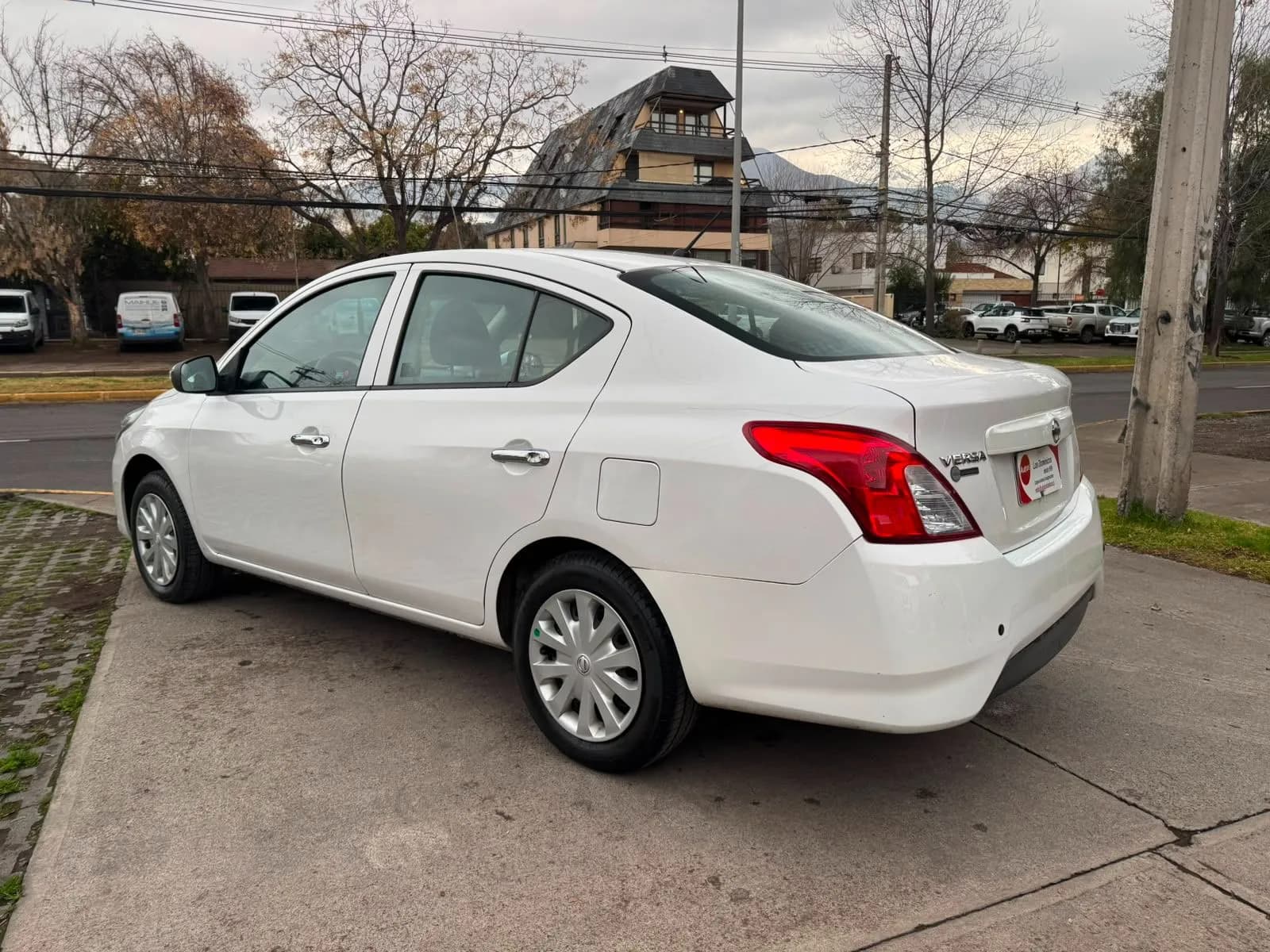 Nissan VERSA vista 6