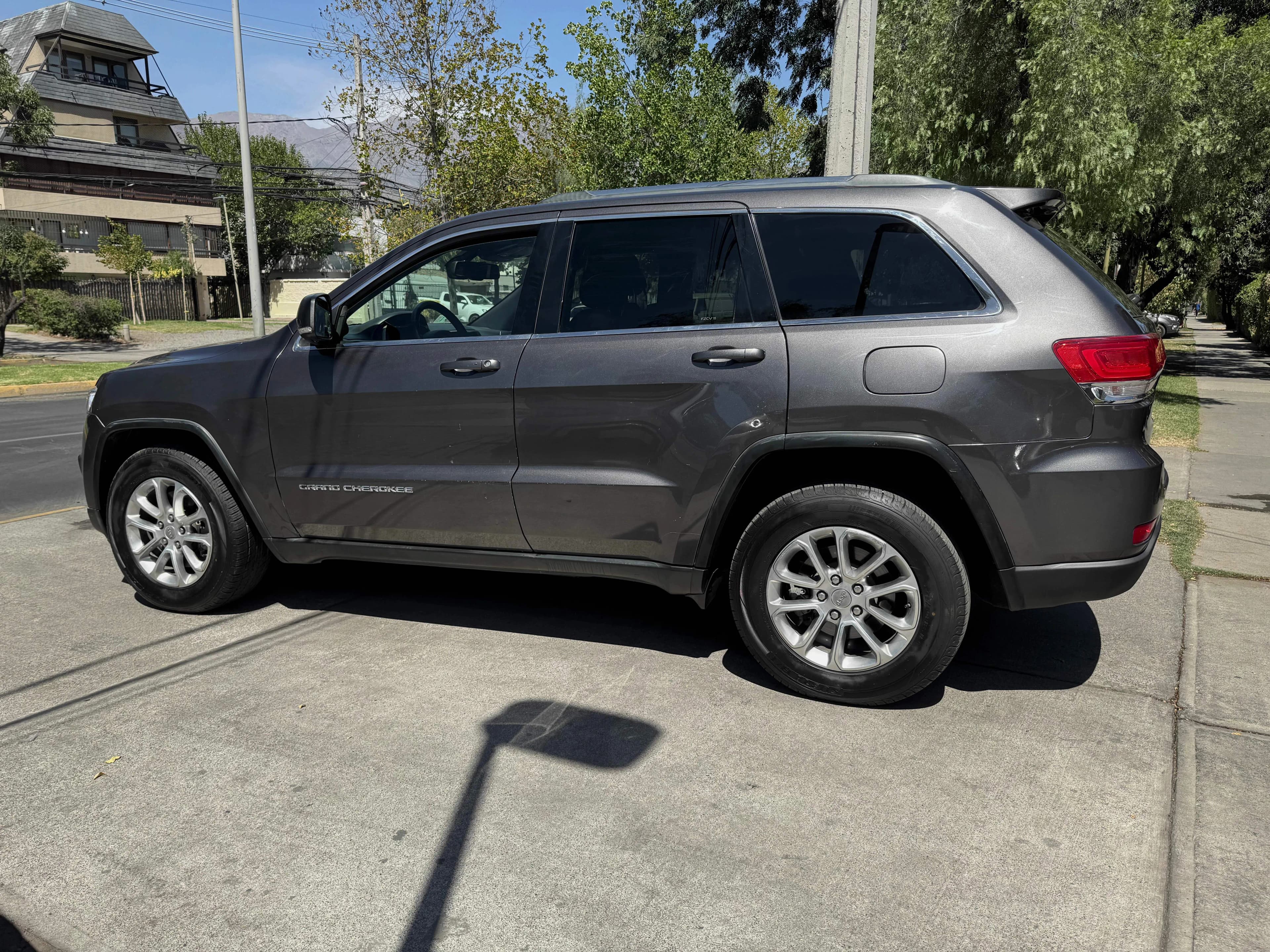 Jeep GRAND CHEROKEE 3.6 LAREDO vista 4
