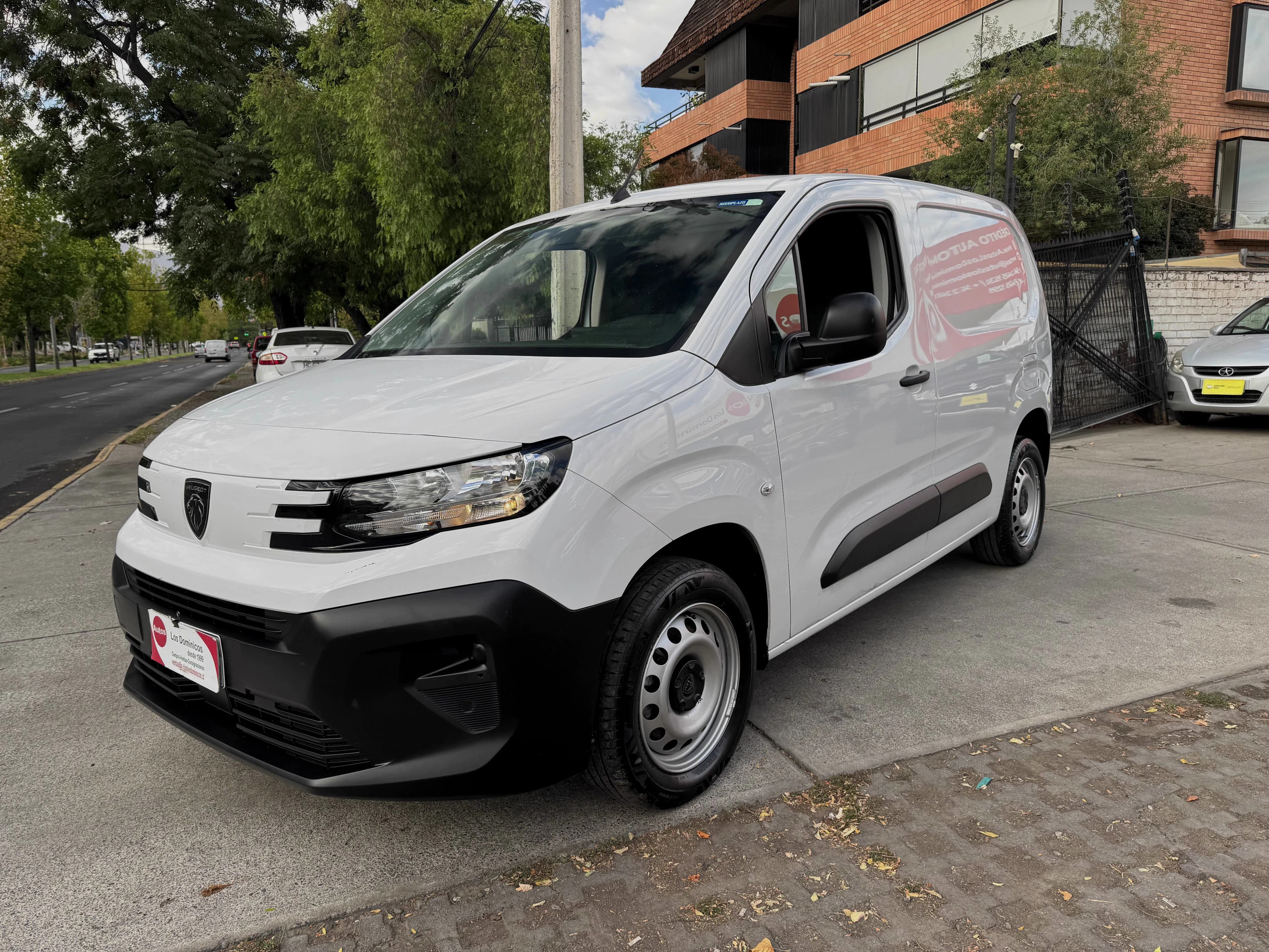 Peugeot DIESEL 1.5 MEC 6 VEL CARPLAY CAMARA VER EN LAS CONDES vista 3
