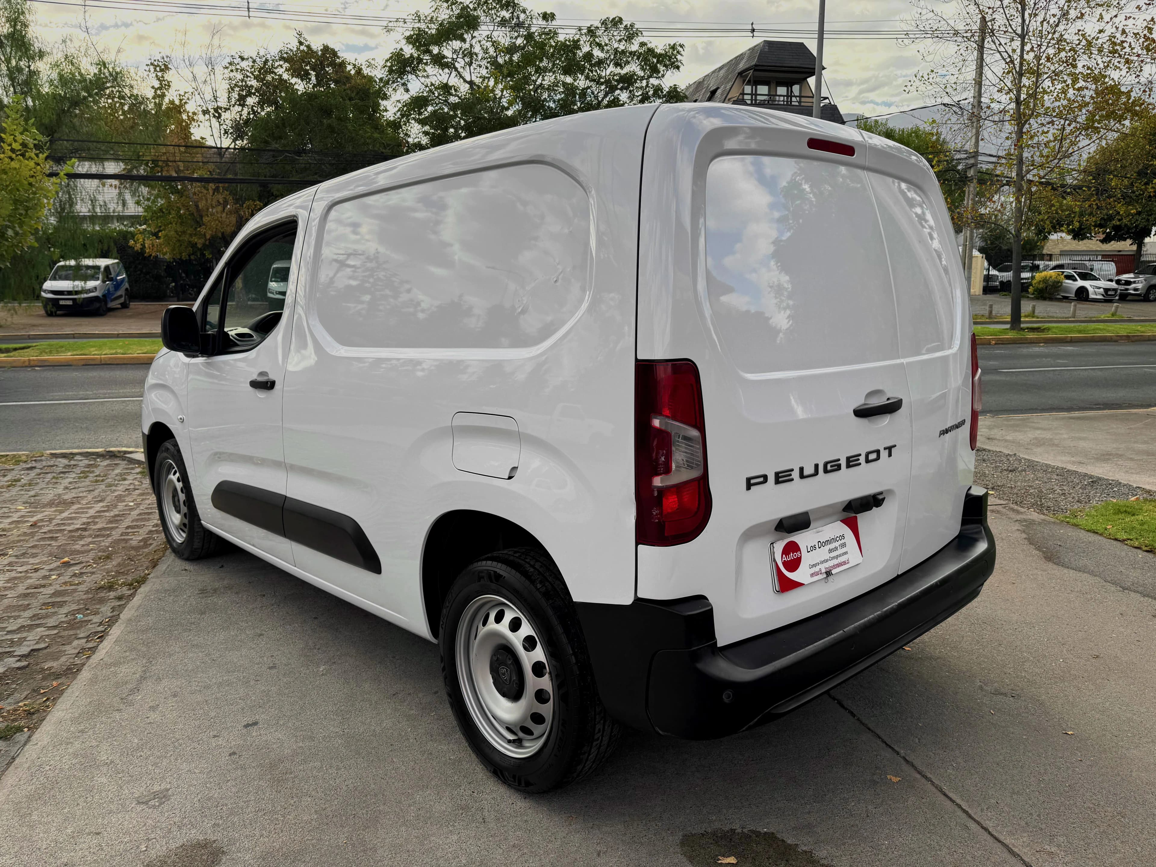 Peugeot DIESEL 1.5 MEC 6 VEL CARPLAY CAMARA VER EN LAS CONDES vista 5