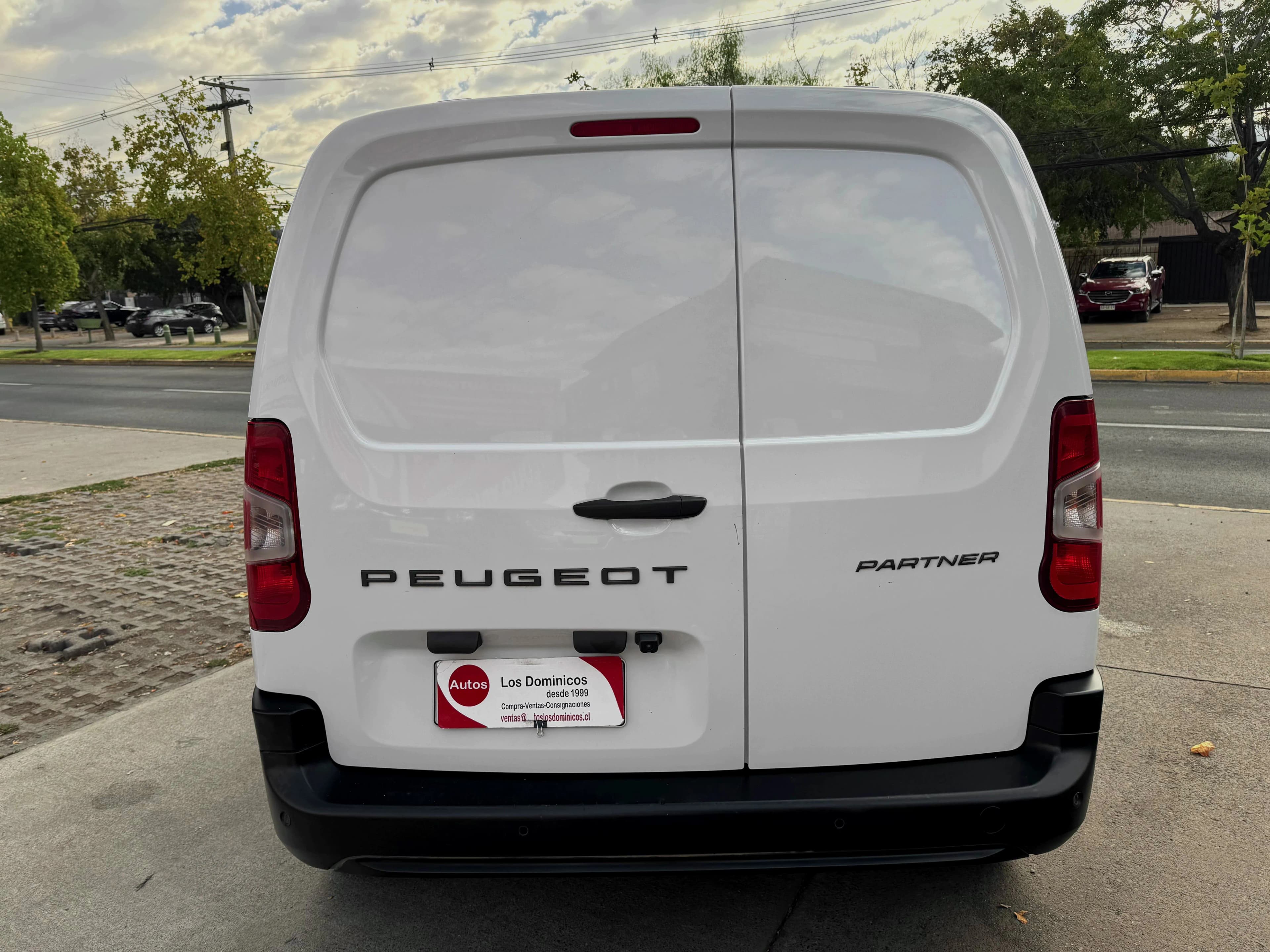 Peugeot DIESEL 1.5 MEC 6 VEL CARPLAY CAMARA VER EN LAS CONDES vista 6