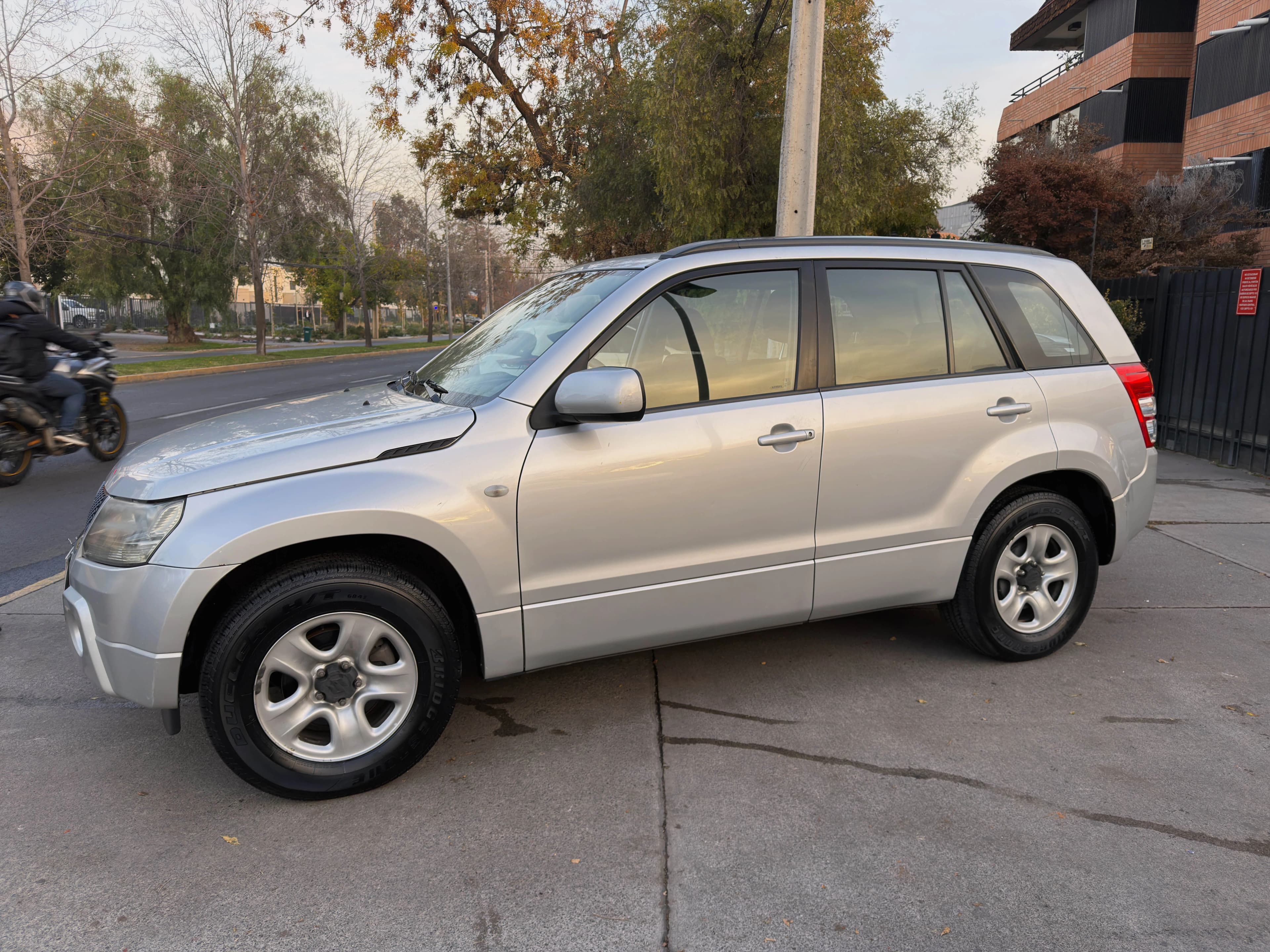 SUZUKI GRAND NOMADE GLX 2.0 AUTOMATICA UNICO DUENO vista 4