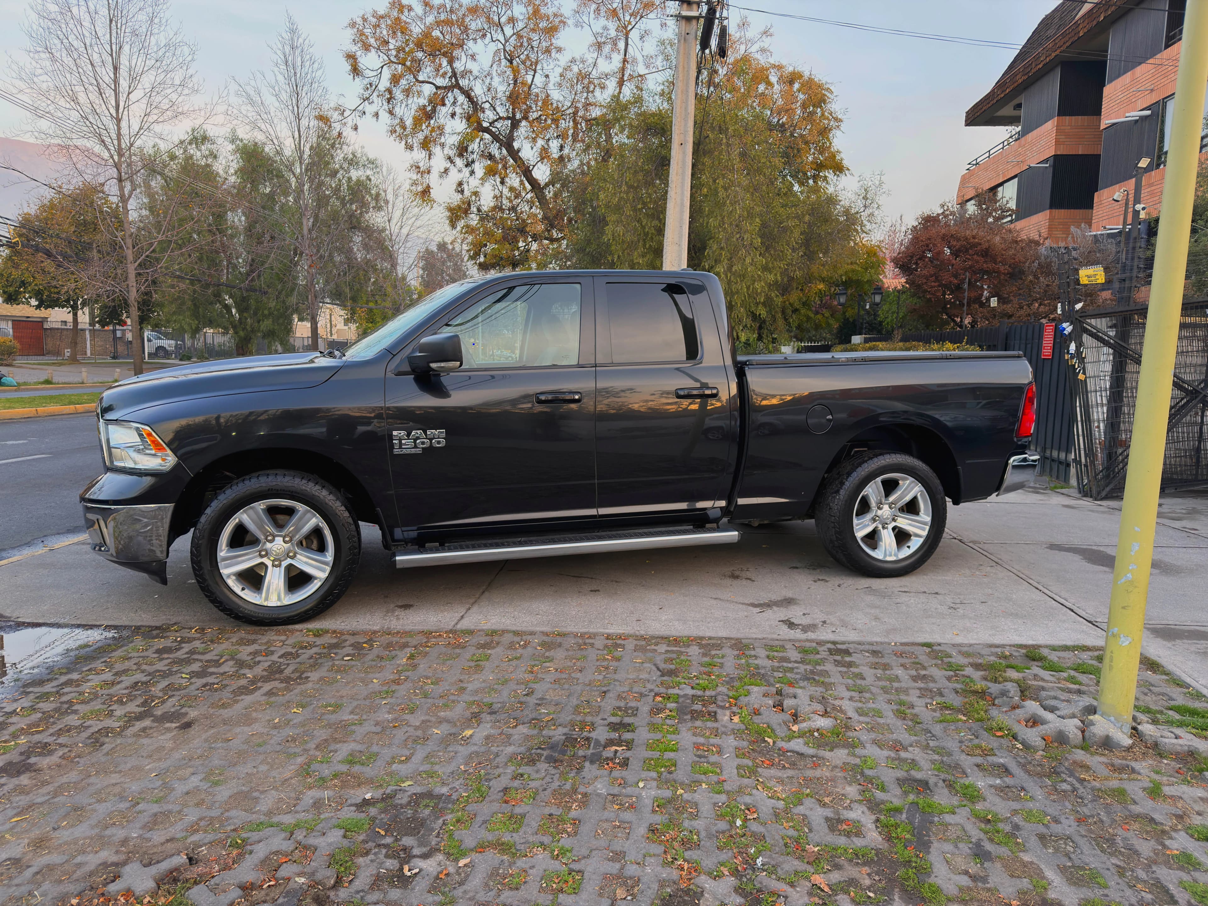 RAM 1500 SLT 4X4 3.6 AUTOMATICA DOBLE CABINA vista 4