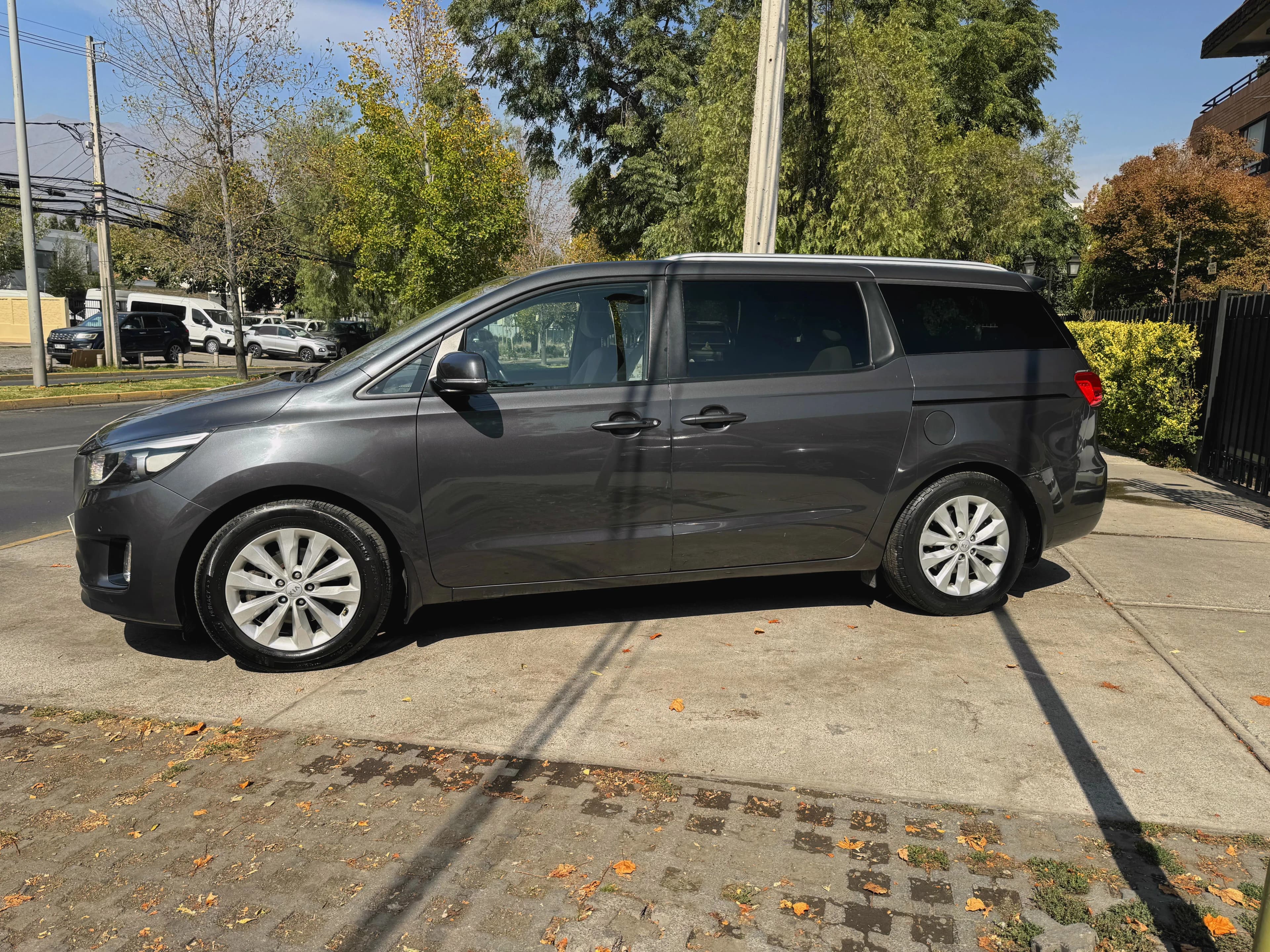 Kia GRAND CARNIVAL EX 3.3 AUTOMATICO 7 ASIENTOS vista 4