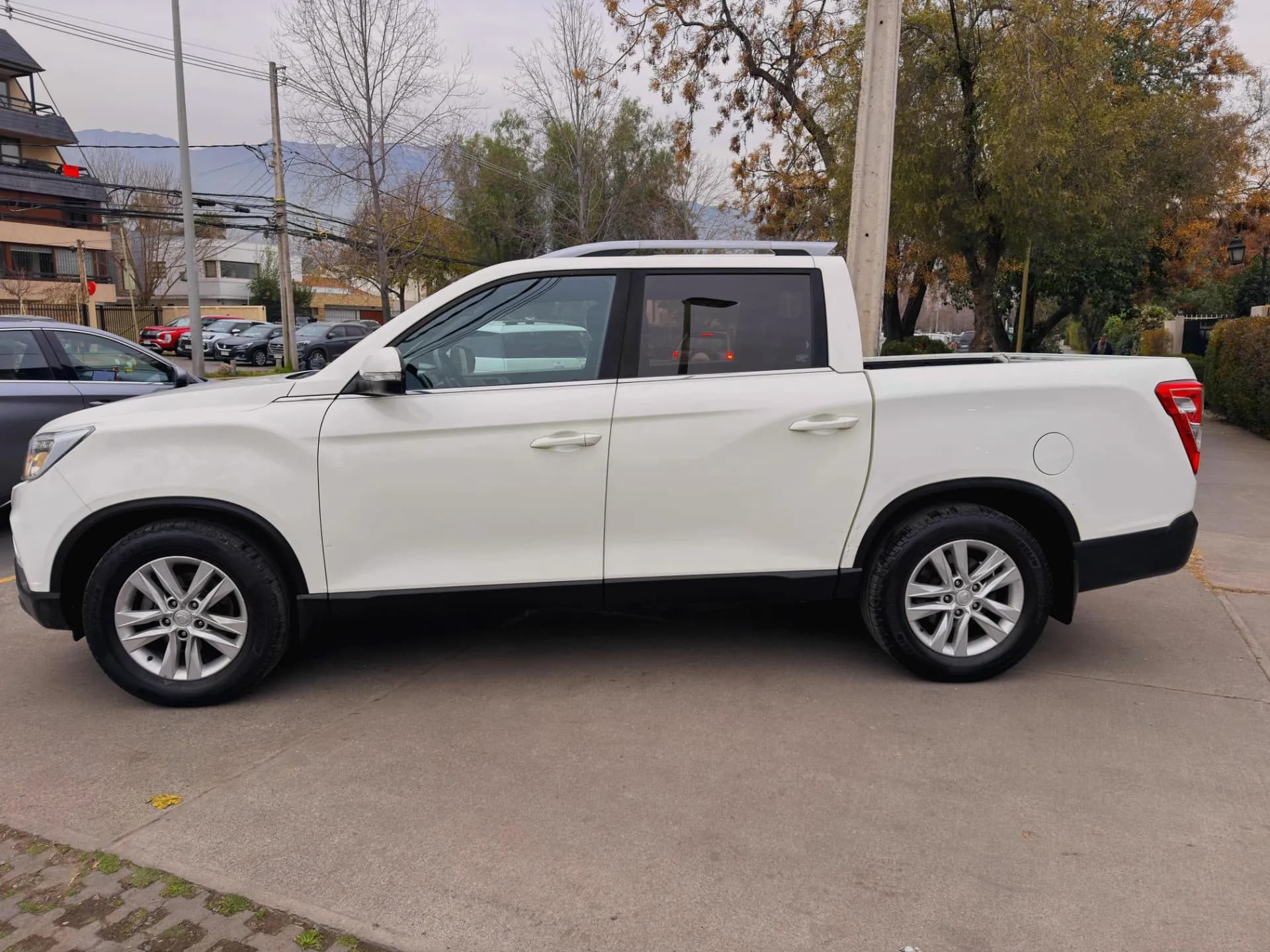 SsangYong SSANGYONG - MUSSO - 4X4 MEC DCAB 4X4 2.2 TURBO DIESEL CARPLAY vista 4