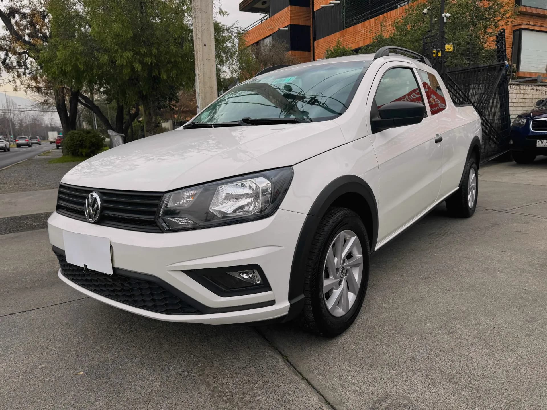 VOLKSWAGEN VOLKSWAGEN - SAVEIRO - D CAB 1.6 MEC FULL CARPLAY VER EN LAS CONDES vista 3