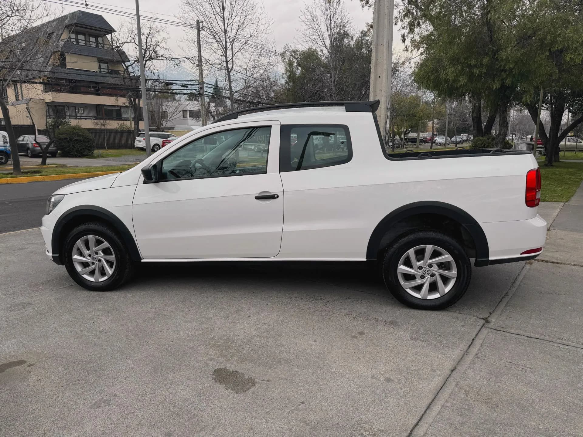 VOLKSWAGEN VOLKSWAGEN - SAVEIRO - D CAB 1.6 MEC FULL CARPLAY VER EN LAS CONDES vista 4