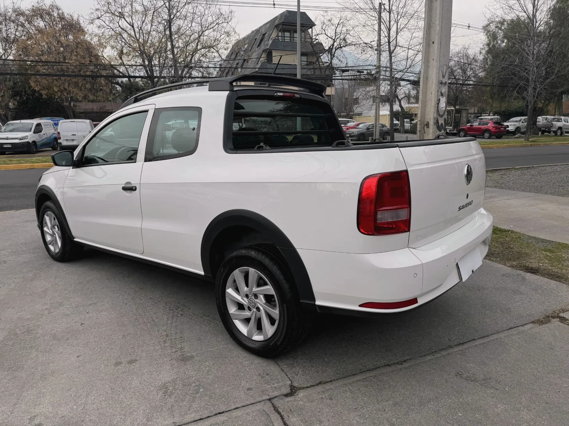 VOLKSWAGEN VOLKSWAGEN - SAVEIRO - D CAB 1.6 MEC FULL CARPLAY VER EN LAS CONDES vista 5
