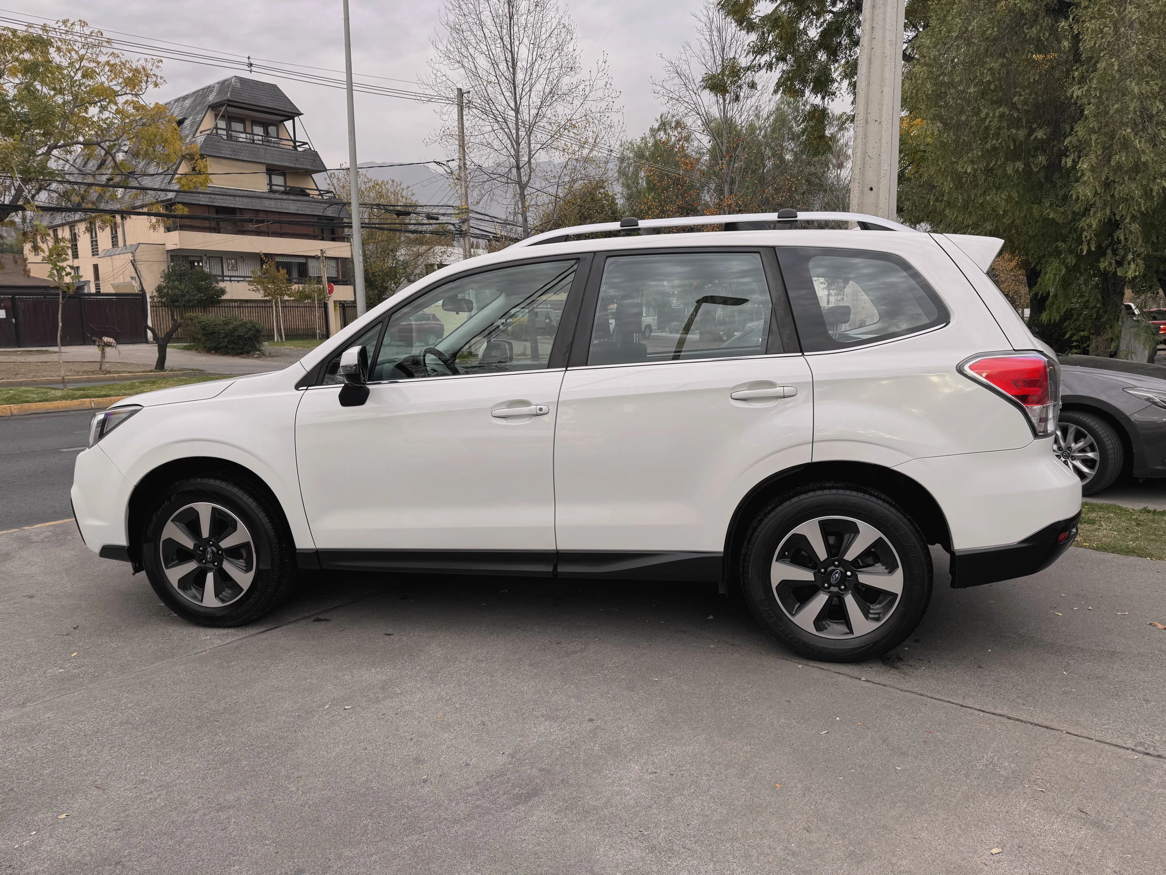 Subaru FORESTER DINAMIC 2.0 AUT SOLO 86.000 KM 4WD MANTENCIONES EN LA MARCA vista 4