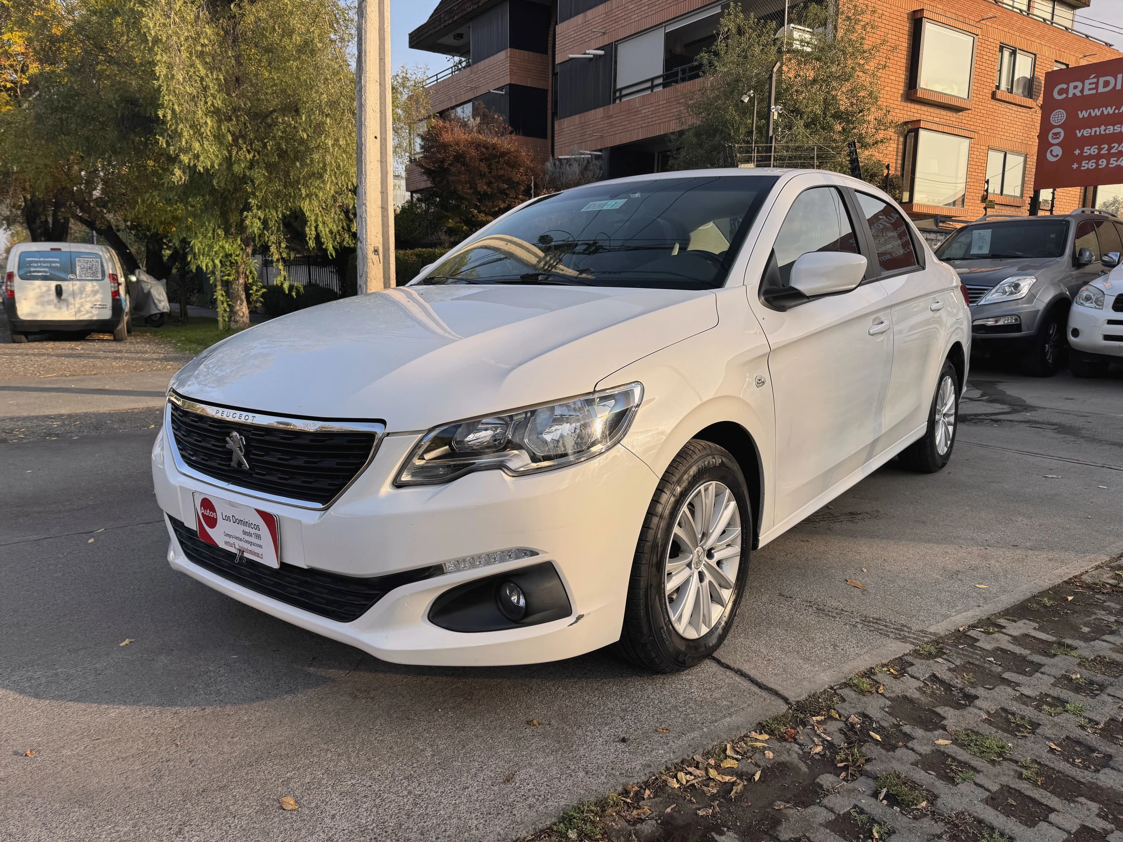 Peugeot 301 ACTIVE 1.6 AUTOMATICO vista 4