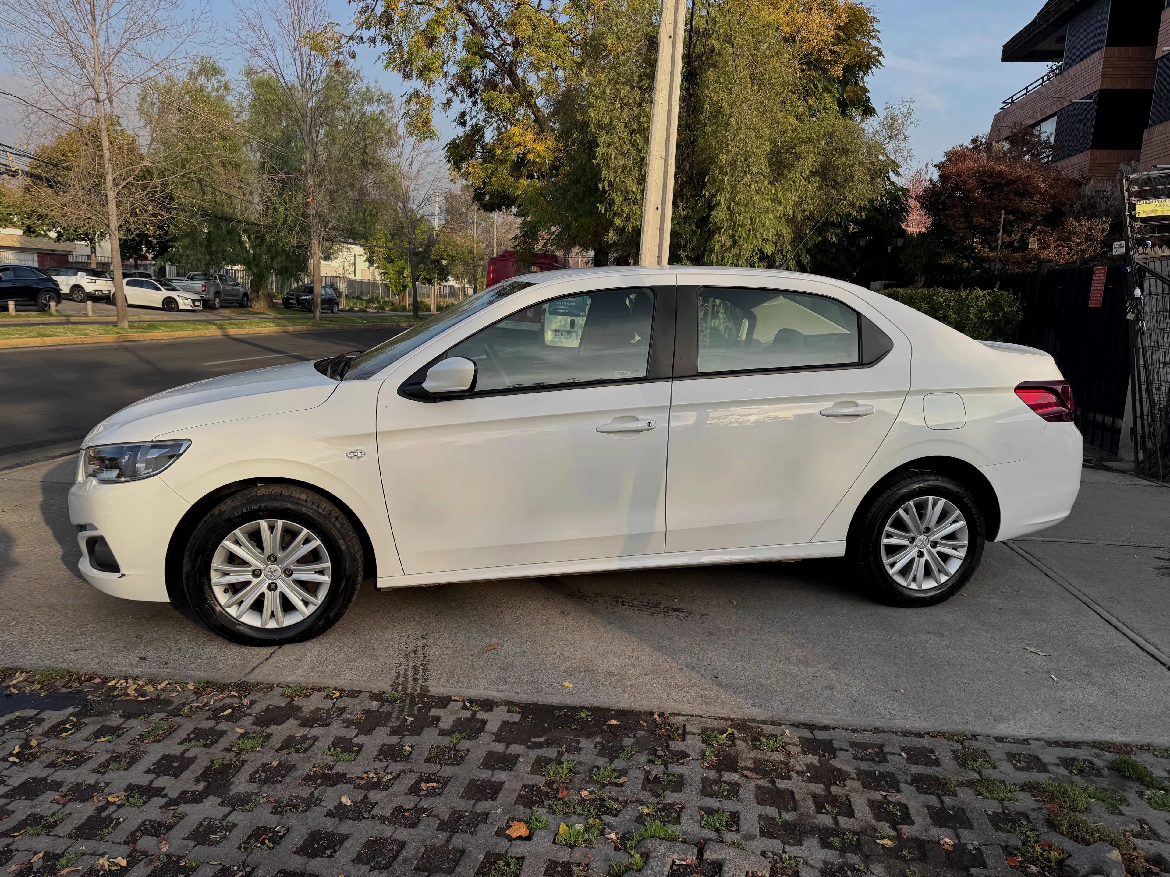 Peugeot 301 ACTIVE 1.6 AUTOMATICO vista 6