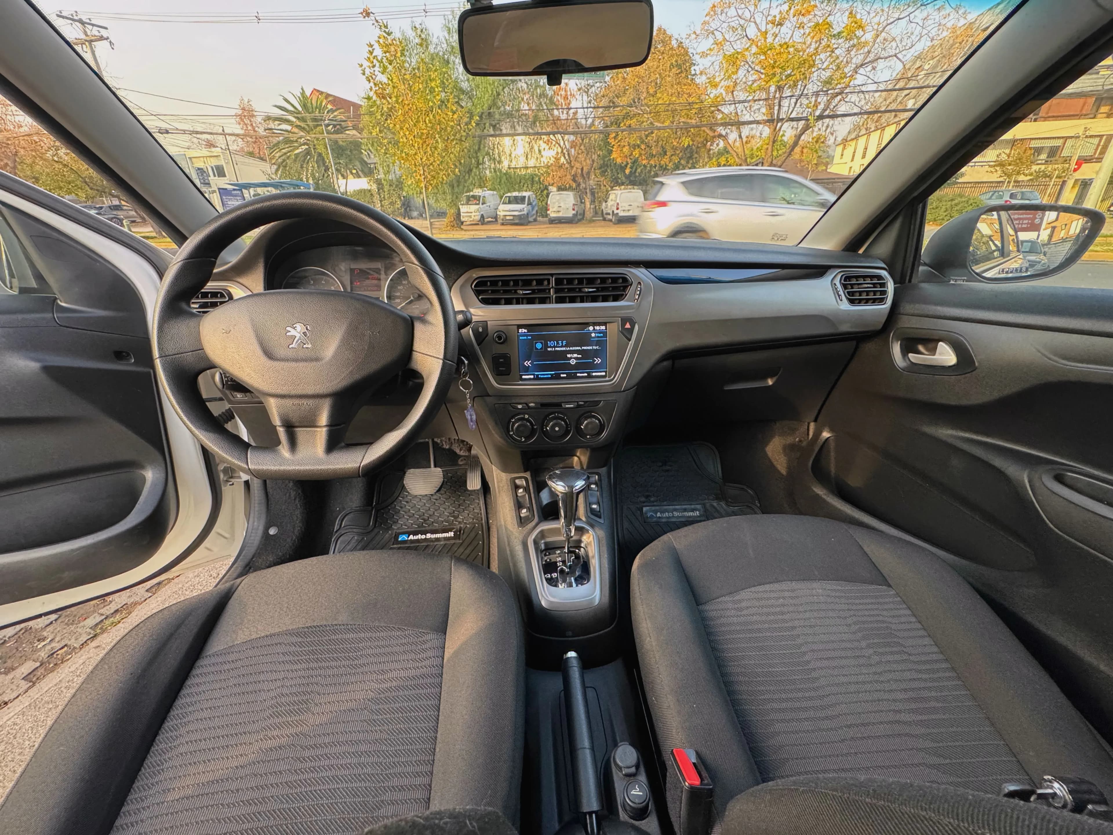 Peugeot 301 ACTIVE 1.6 AUTOMATICO vista 5