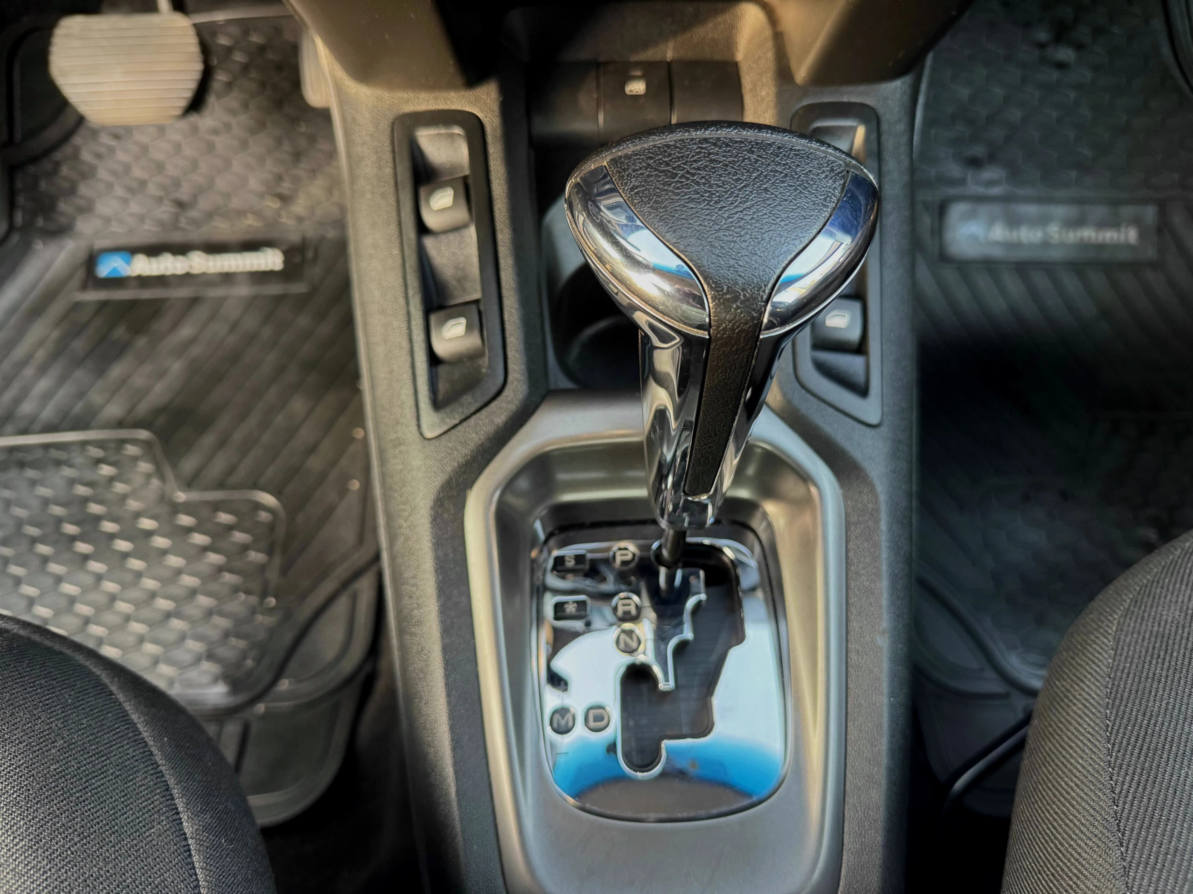 Peugeot 301 ACTIVE 1.6 AUTOMATICO vista 3