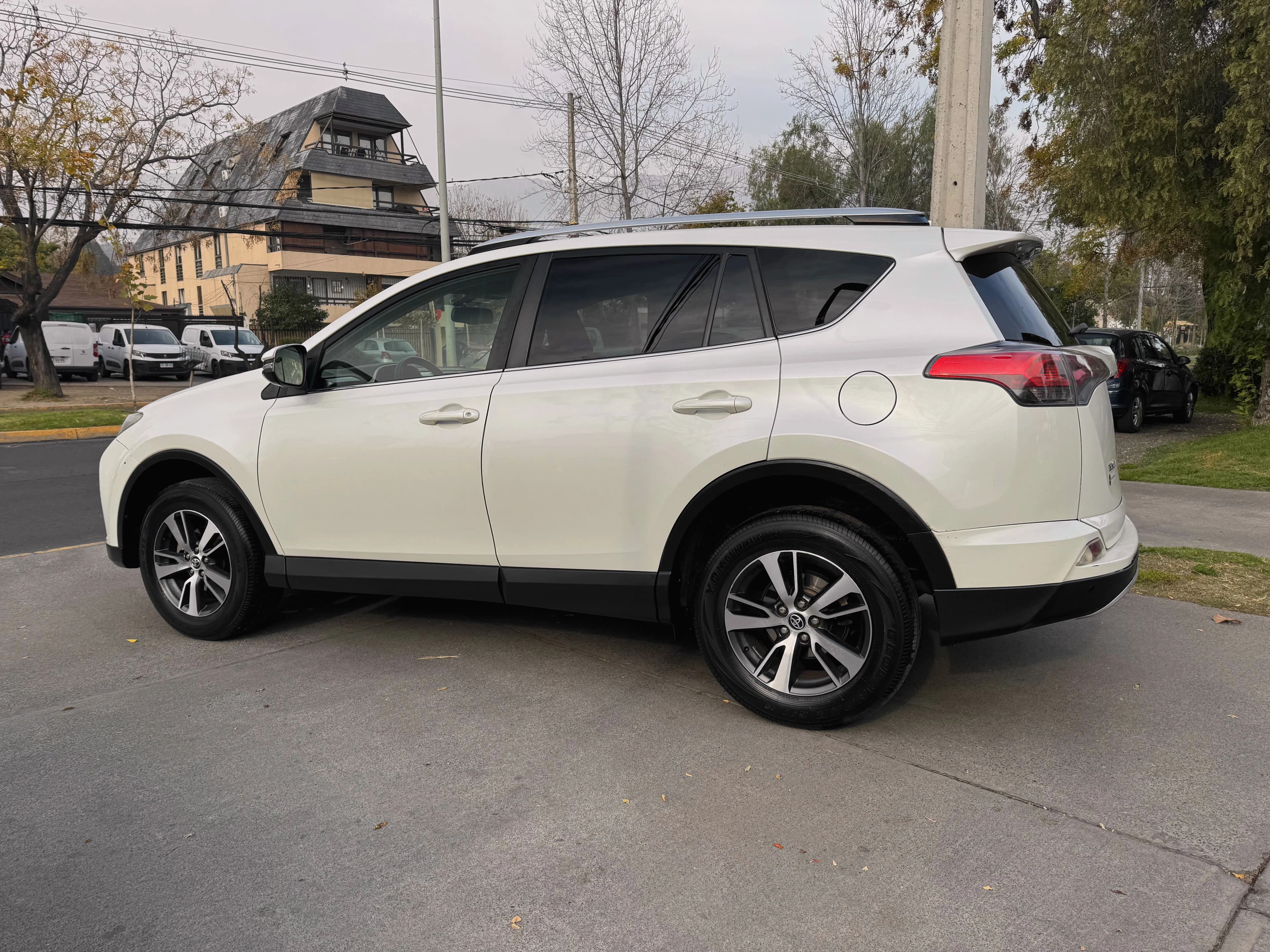 Toyota RAV4 2.5 CVT SUPER LUJO UNICO DUEÑO vista 4