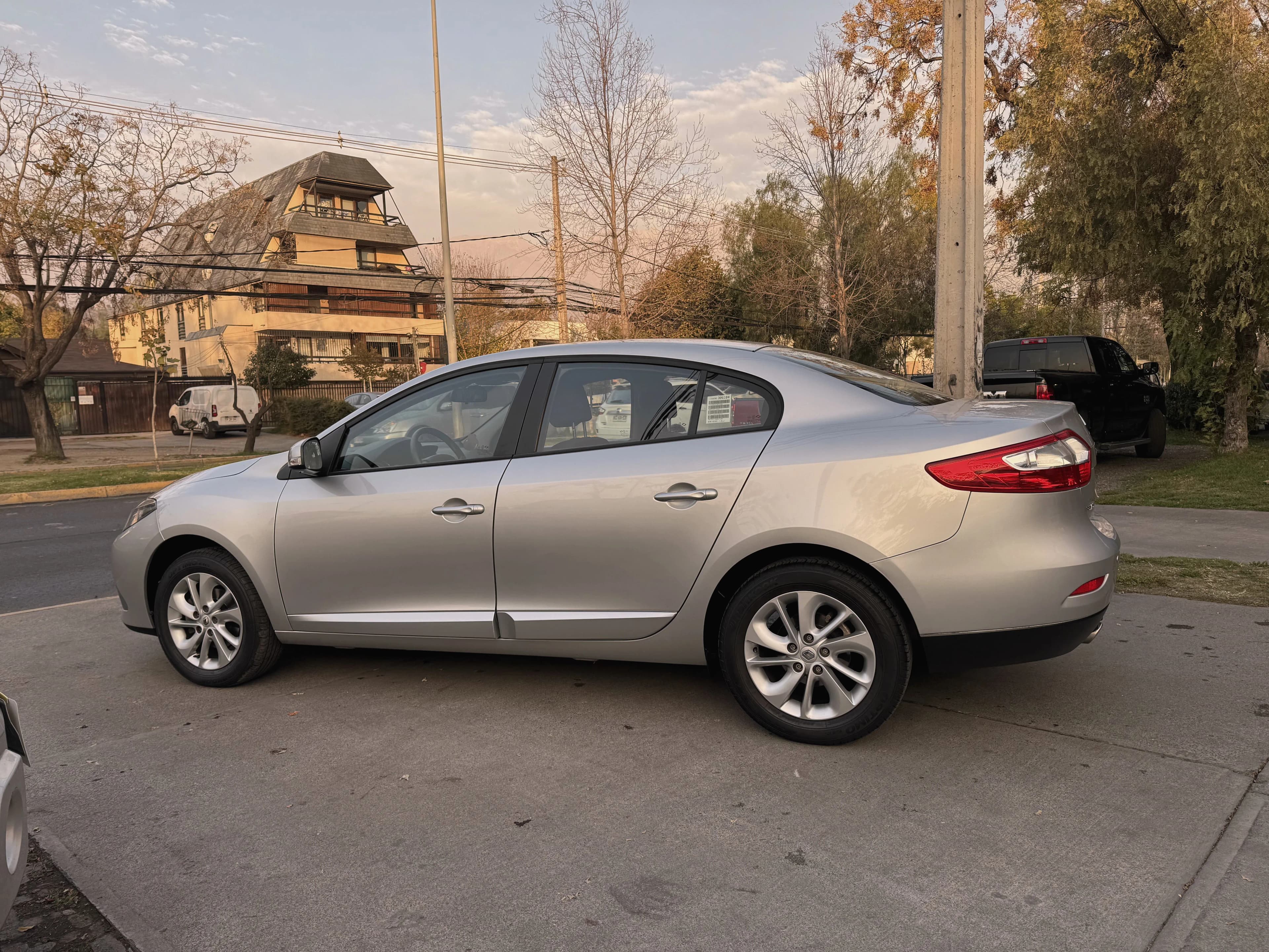 RENAULT FLUENCE DYNAMIQUE 2.0 AUT SOLO 60.000 KM vista 5