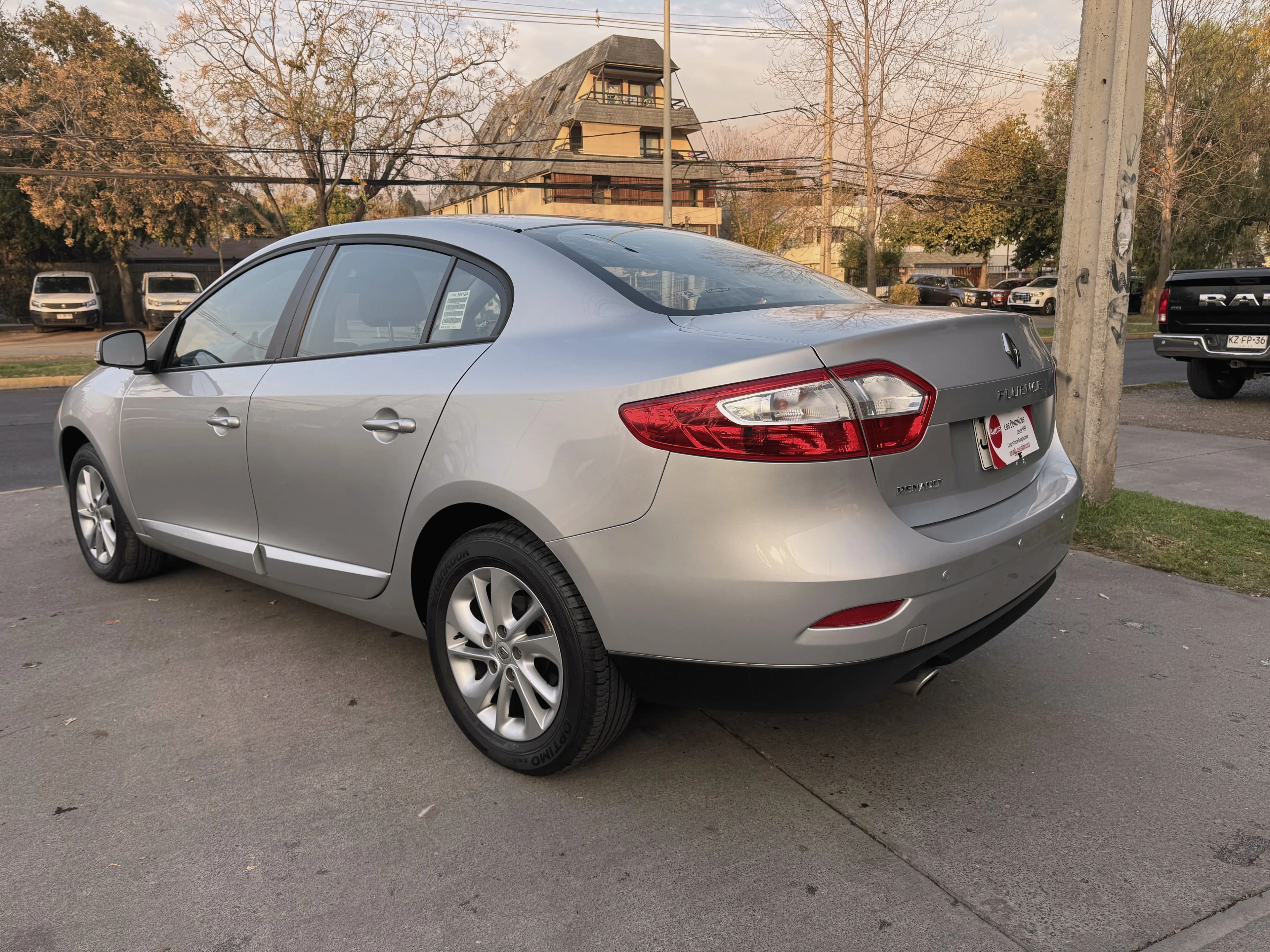 RENAULT FLUENCE DYNAMIQUE 2.0 AUT SOLO 60.000 KM vista 6