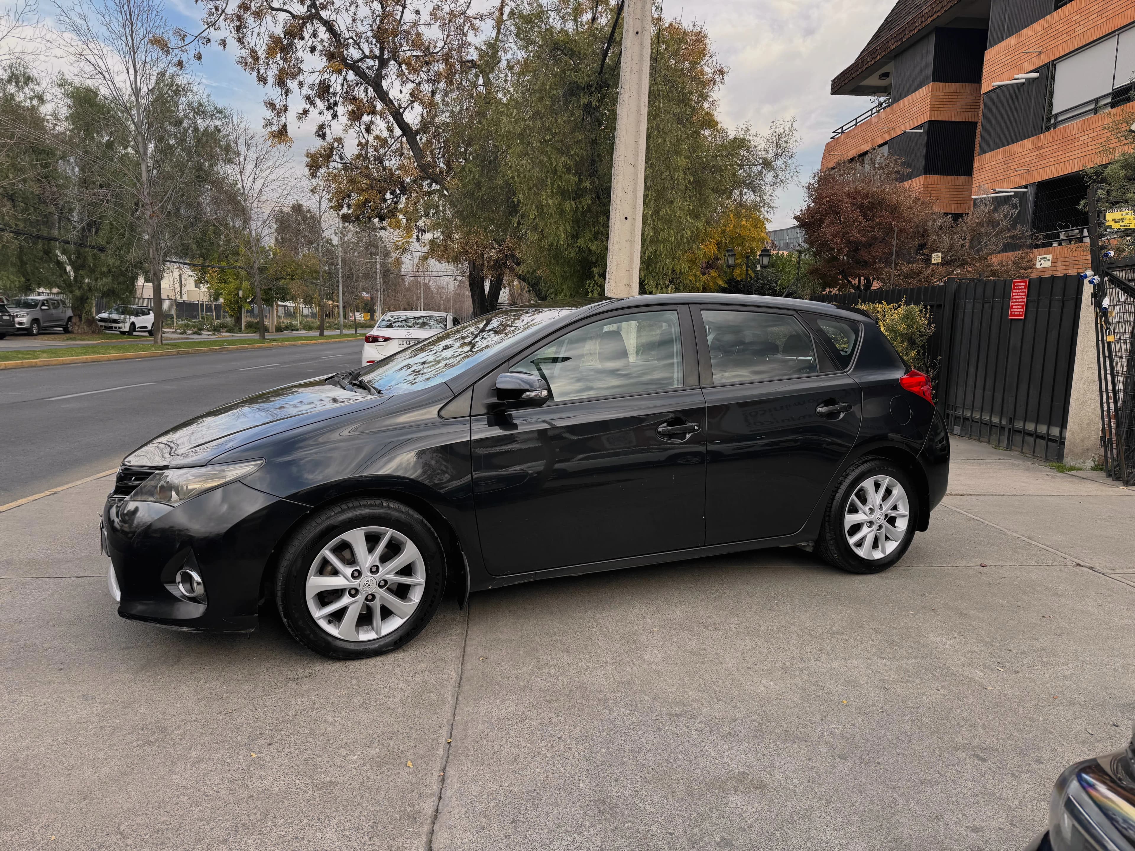 Toyota AURIS LEI 1.6 AUT FULL CAMARA AIRBAG ABS VER EN LAS CONDES vista 5