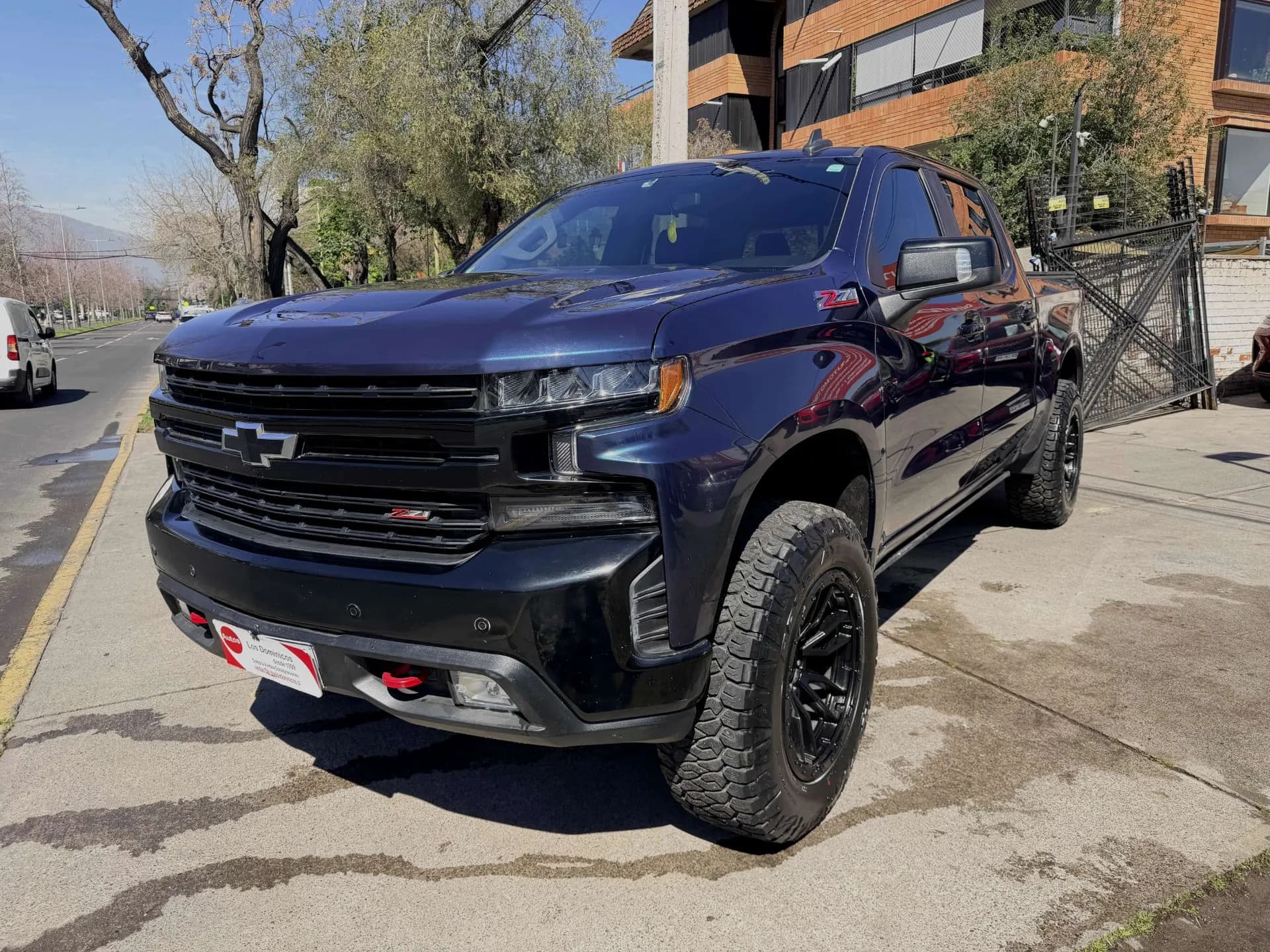 CHEVROLET CHEVROLET - SILVERADO - Z71 5.3 AUT 4X4 DESCUENTA IVA FULL CUERO TECHO CARPLAY CAMARA VER EN LAS CONDES vista 4