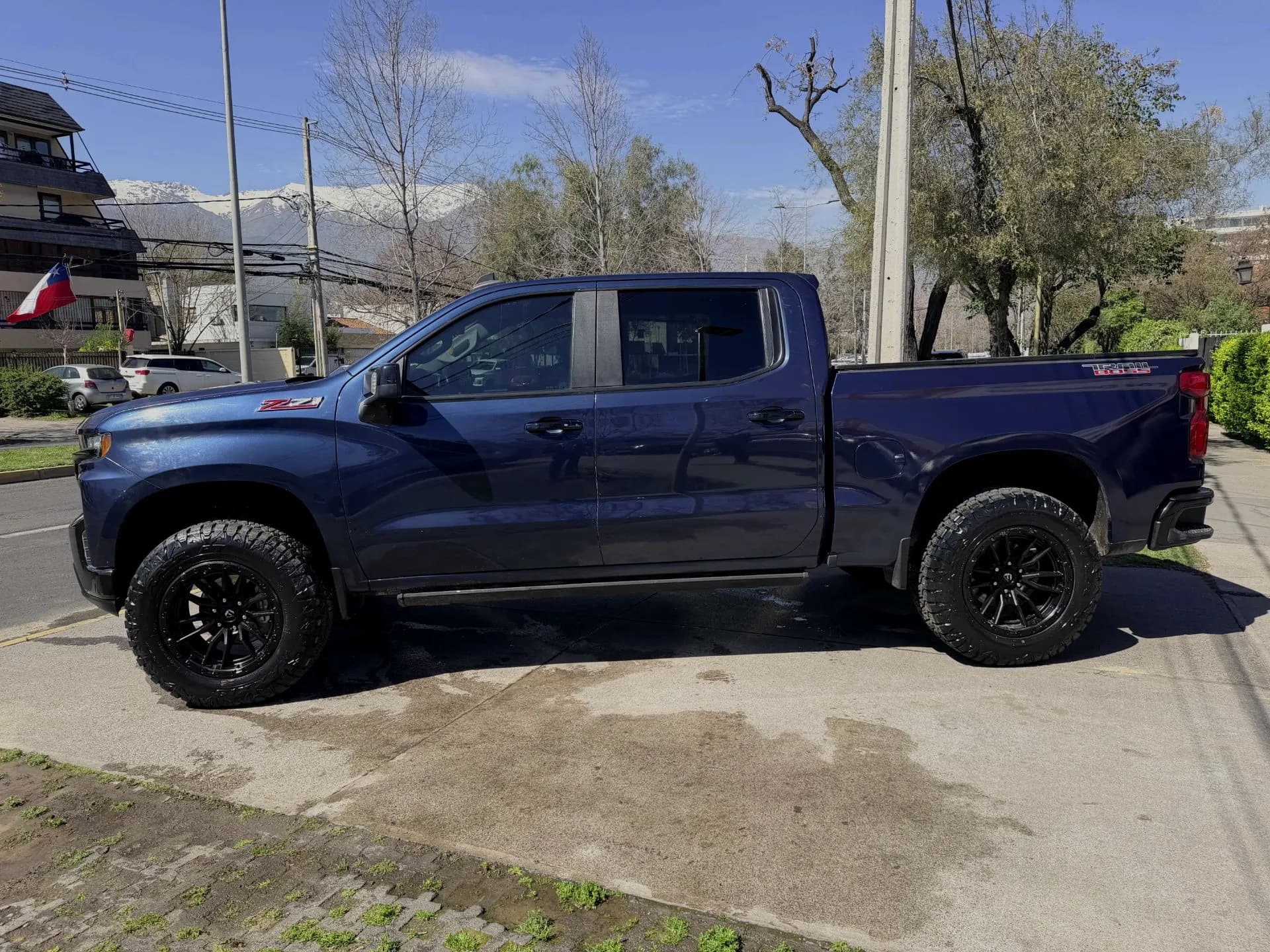 CHEVROLET CHEVROLET - SILVERADO - Z71 5.3 AUT 4X4 DESCUENTA IVA FULL CUERO TECHO CARPLAY CAMARA VER EN LAS CONDES vista 5