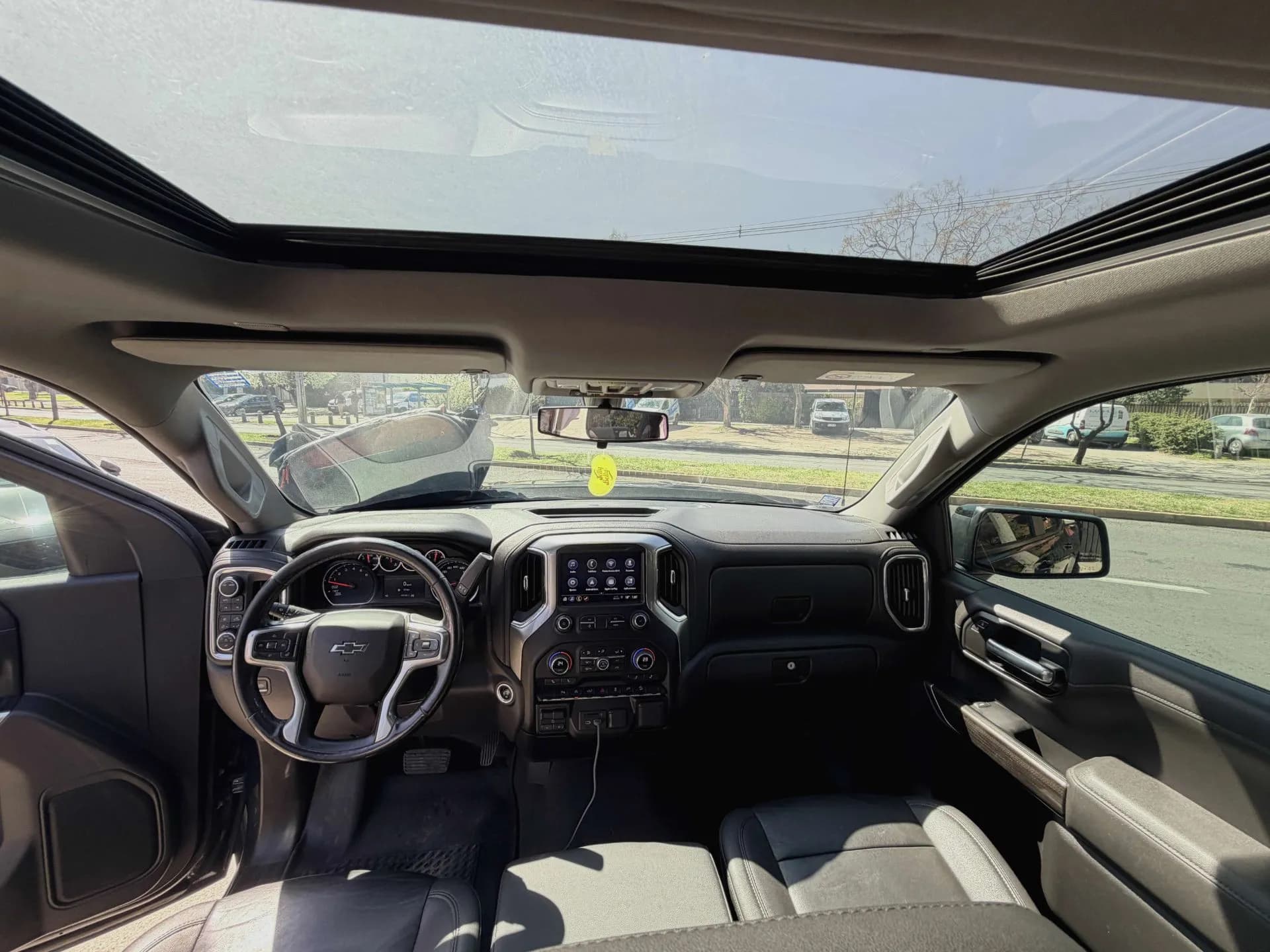 CHEVROLET CHEVROLET - SILVERADO - Z71 5.3 AUT 4X4 DESCUENTA IVA FULL CUERO TECHO CARPLAY CAMARA VER EN LAS CONDES vista 2