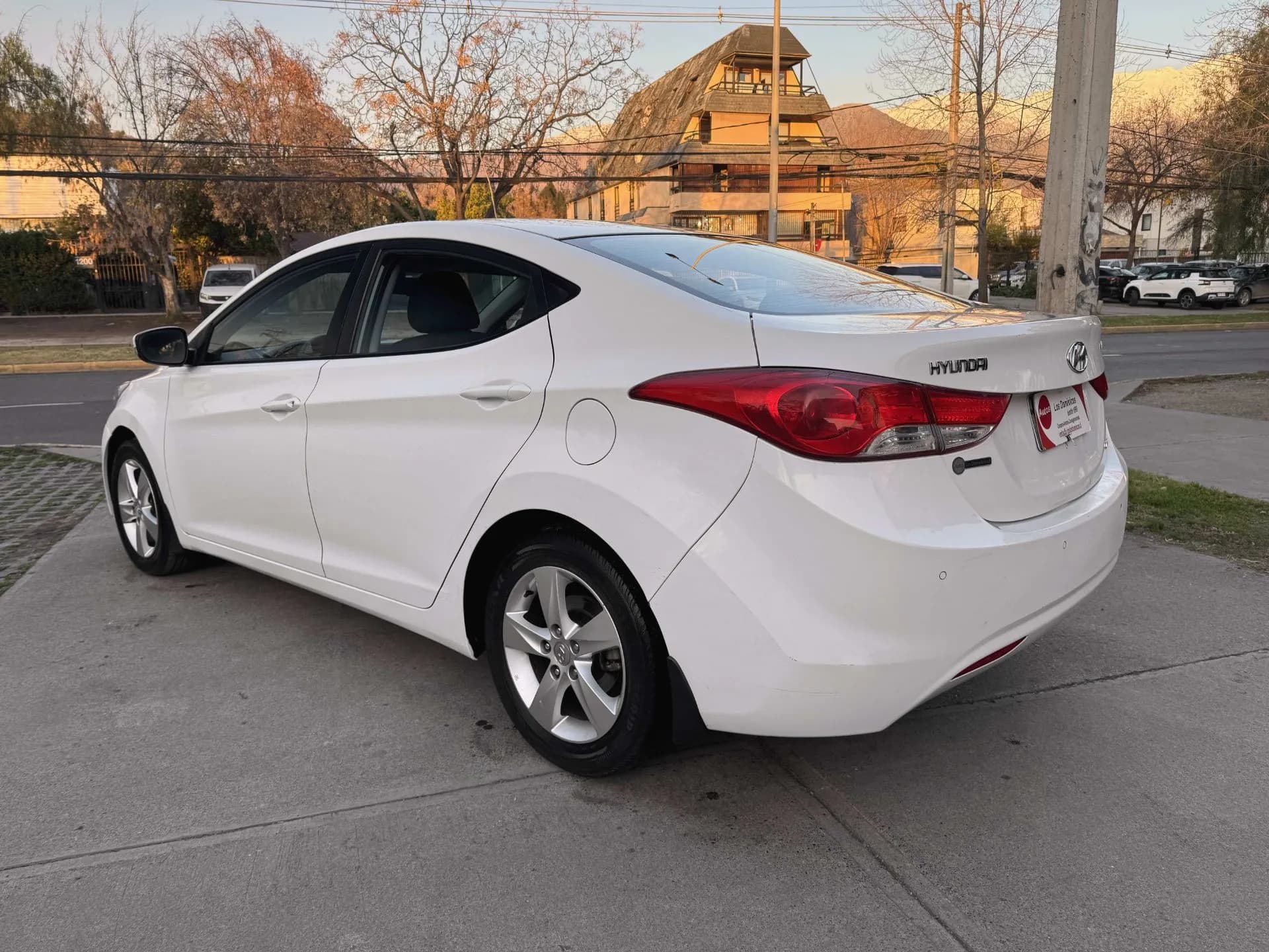 HYUNDAI ELANTRA vista 5