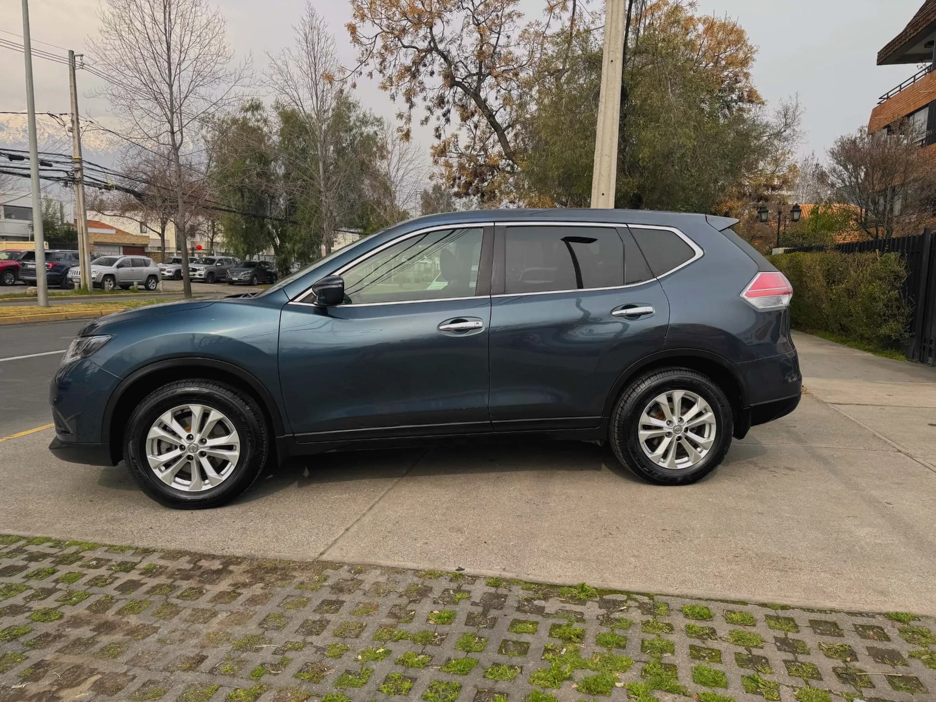 Nissan NISSAN - X-TRAIL - SENSE 2.5 AUT 3 CORRIDAS SOLO 144.000KM vista 4
