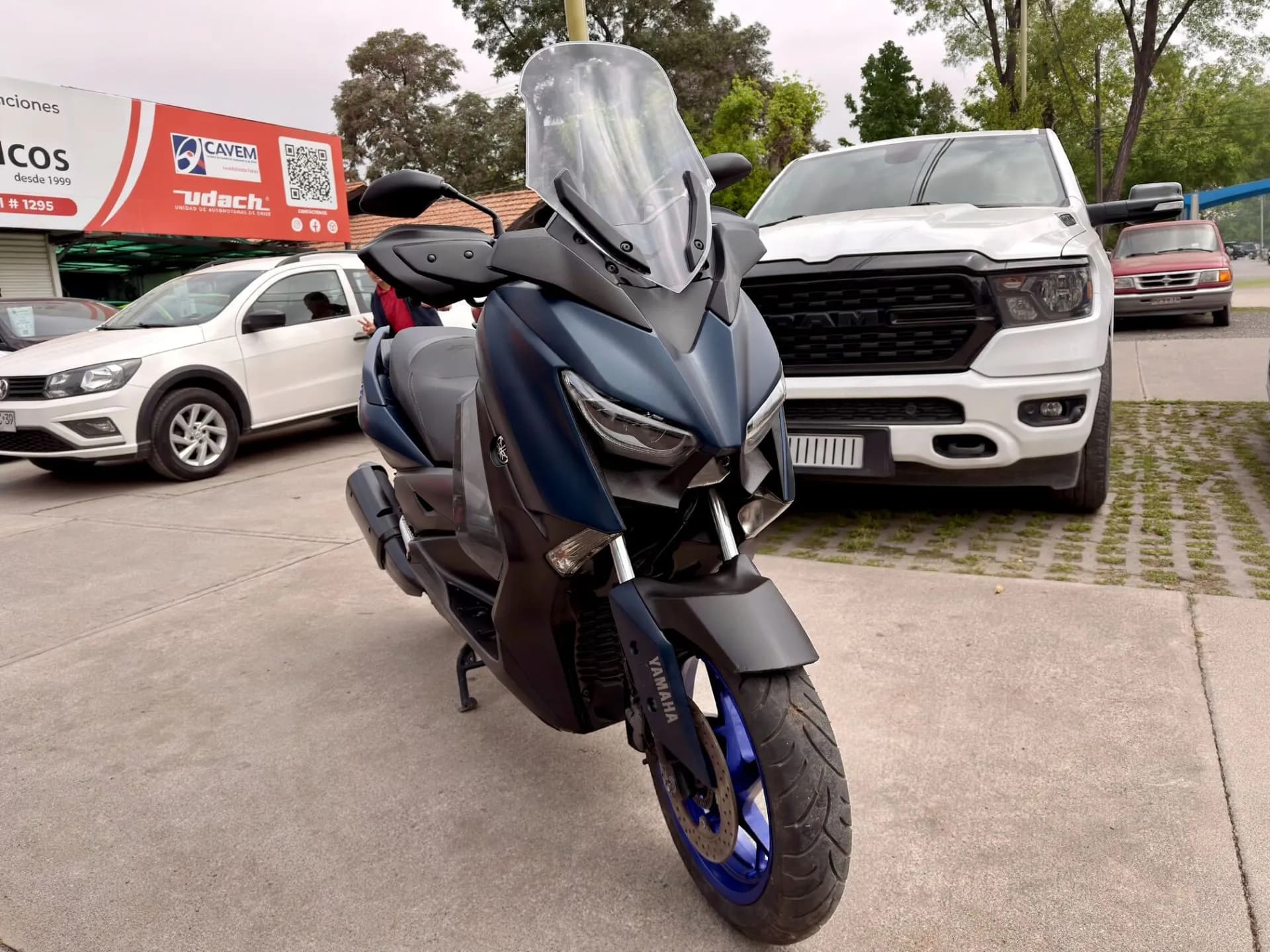 YAMAHA YAMAHA - XMAX 300 - LLAVE INALAMBRICA AUTOMATICA  SOLO 5.200KM VER EN LAS CONDES vista 3