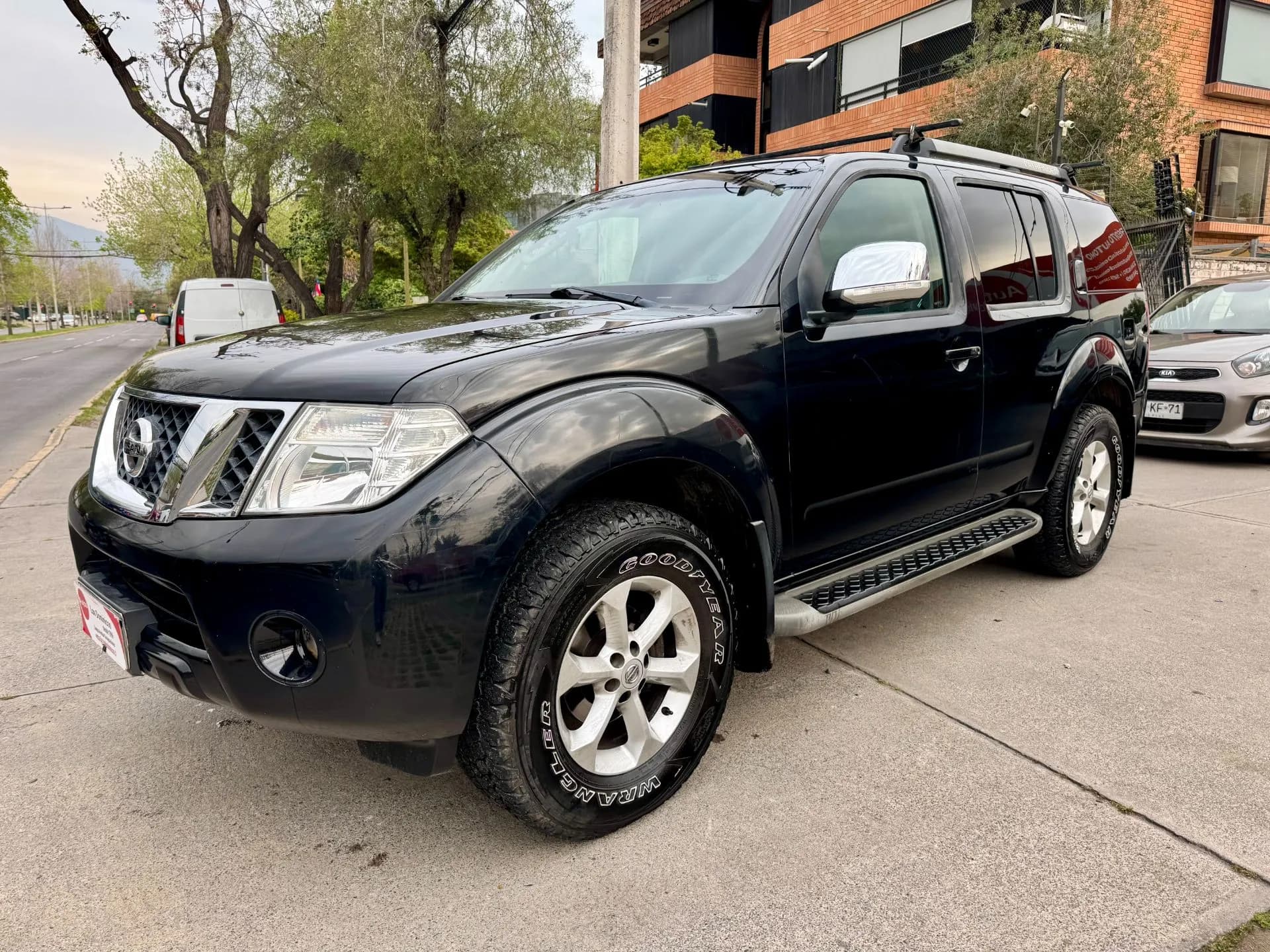 Nissan NISSAN - PATHFINDER - SE DIESEL 2.5 AUTOMATICA 4X4 3 CORRIDAS vista 3