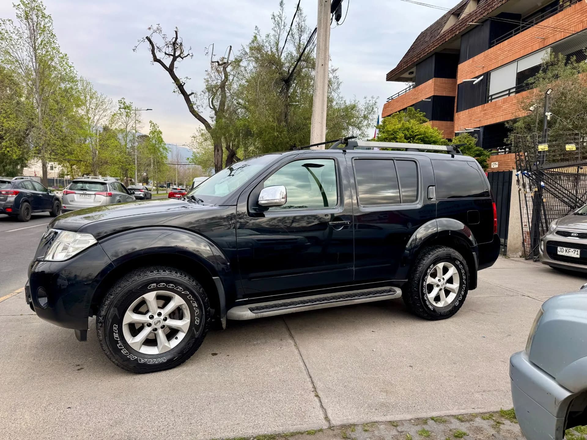 Nissan NISSAN - PATHFINDER - SE DIESEL 2.5 AUTOMATICA 4X4 3 CORRIDAS vista 4