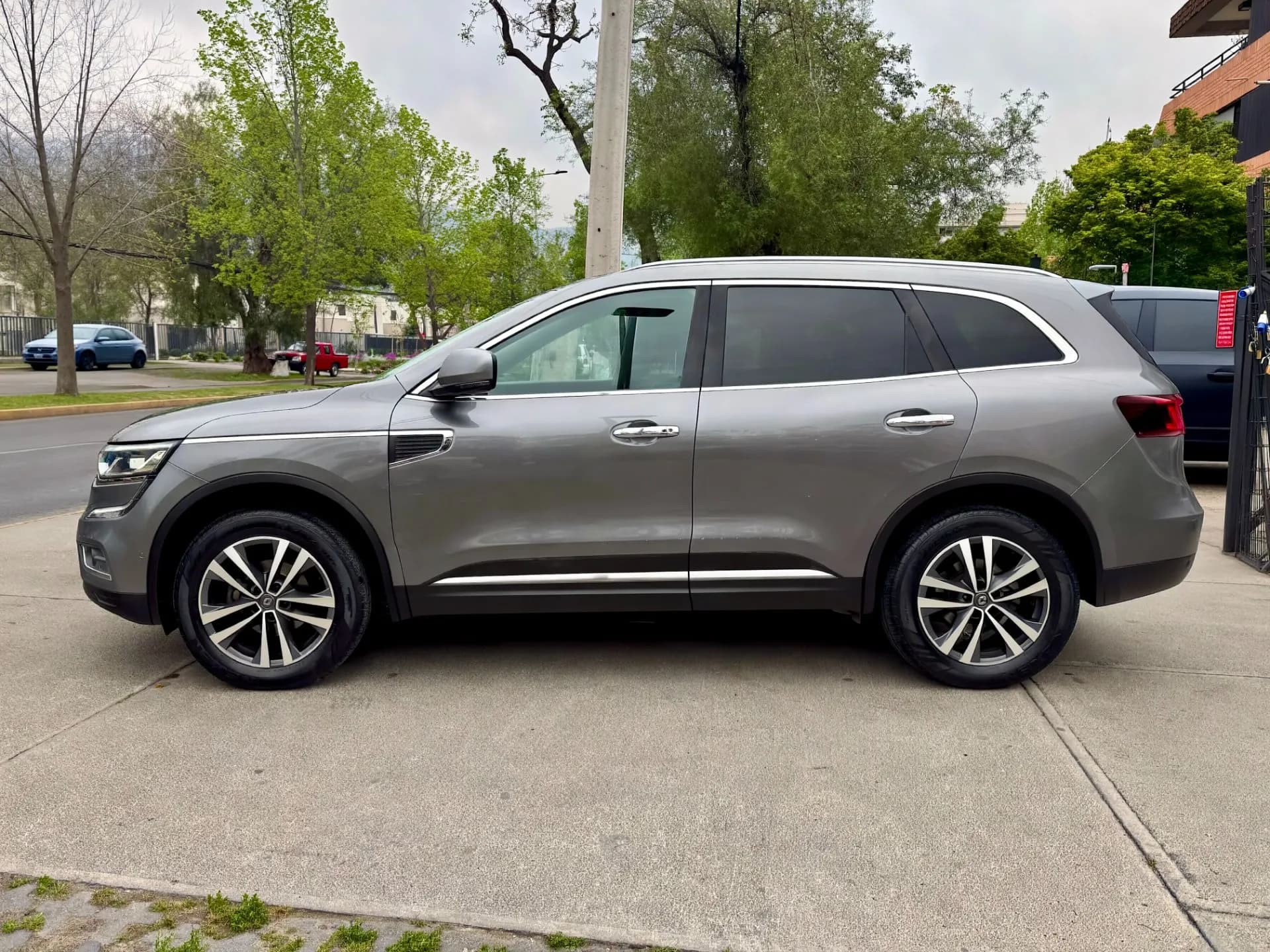 RENAULT RENAULT - KOLEOS - PRIVILEGE 2.5 AUT FULL CUERO TECHO CARPLAY CAMARA UNICO DUENO VER EN LAS CONDES vista 4