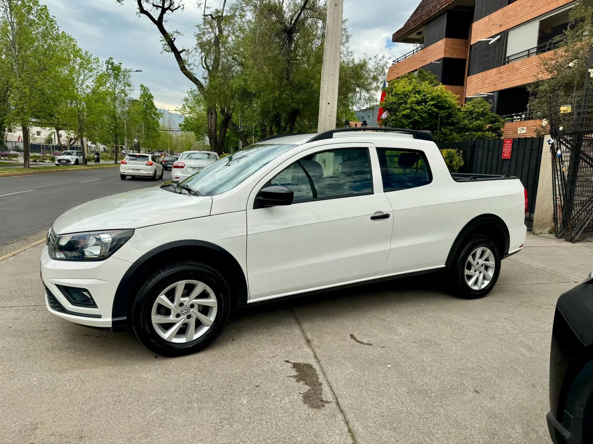 VOLKSWAGEN VOLKSWAGEN - SAVEIRO - COMFORLINE 1.6 MEC FULL CARPLAY AIRBAG ABS VER EN LAS CONDES vista 5