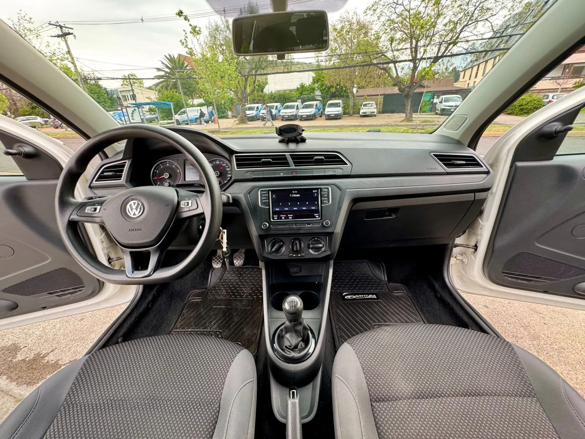 VOLKSWAGEN VOLKSWAGEN - SAVEIRO - COMFORLINE 1.6 MEC FULL CARPLAY AIRBAG ABS VER EN LAS CONDES vista 6