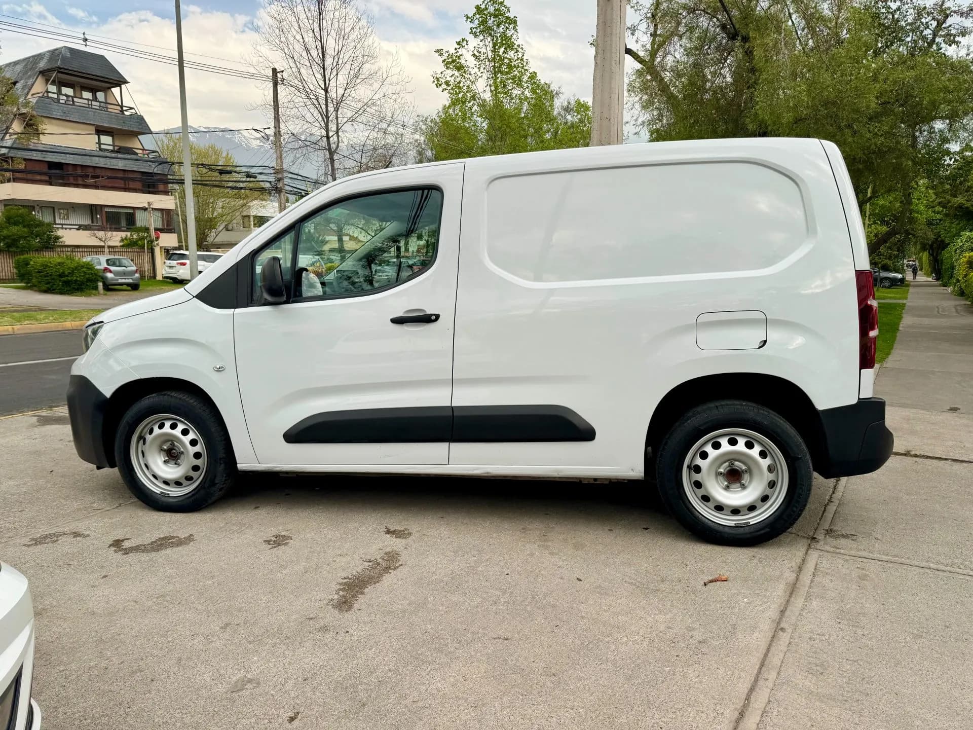 Peugeot PEUGEOT - PARTNER - DIESEL 1.5 MEC 6 VEL SOLO 26.000 KM FULL CARPLAY VER EN LAS CONDES vista 4