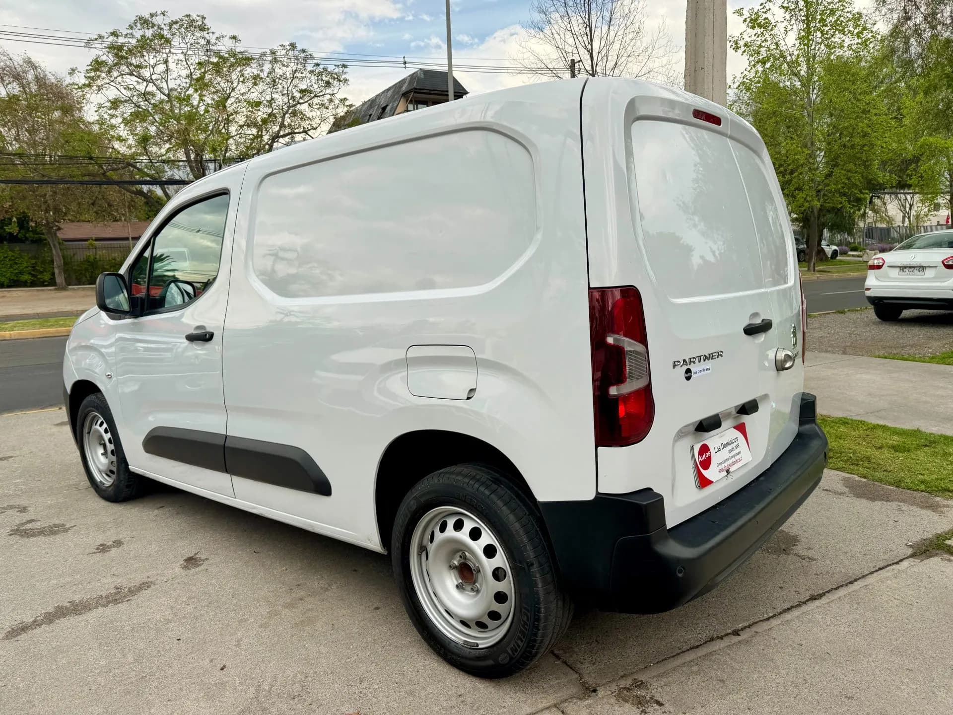 Peugeot PEUGEOT - PARTNER - DIESEL 1.5 MEC 6 VEL SOLO 26.000 KM FULL CARPLAY VER EN LAS CONDES vista 5