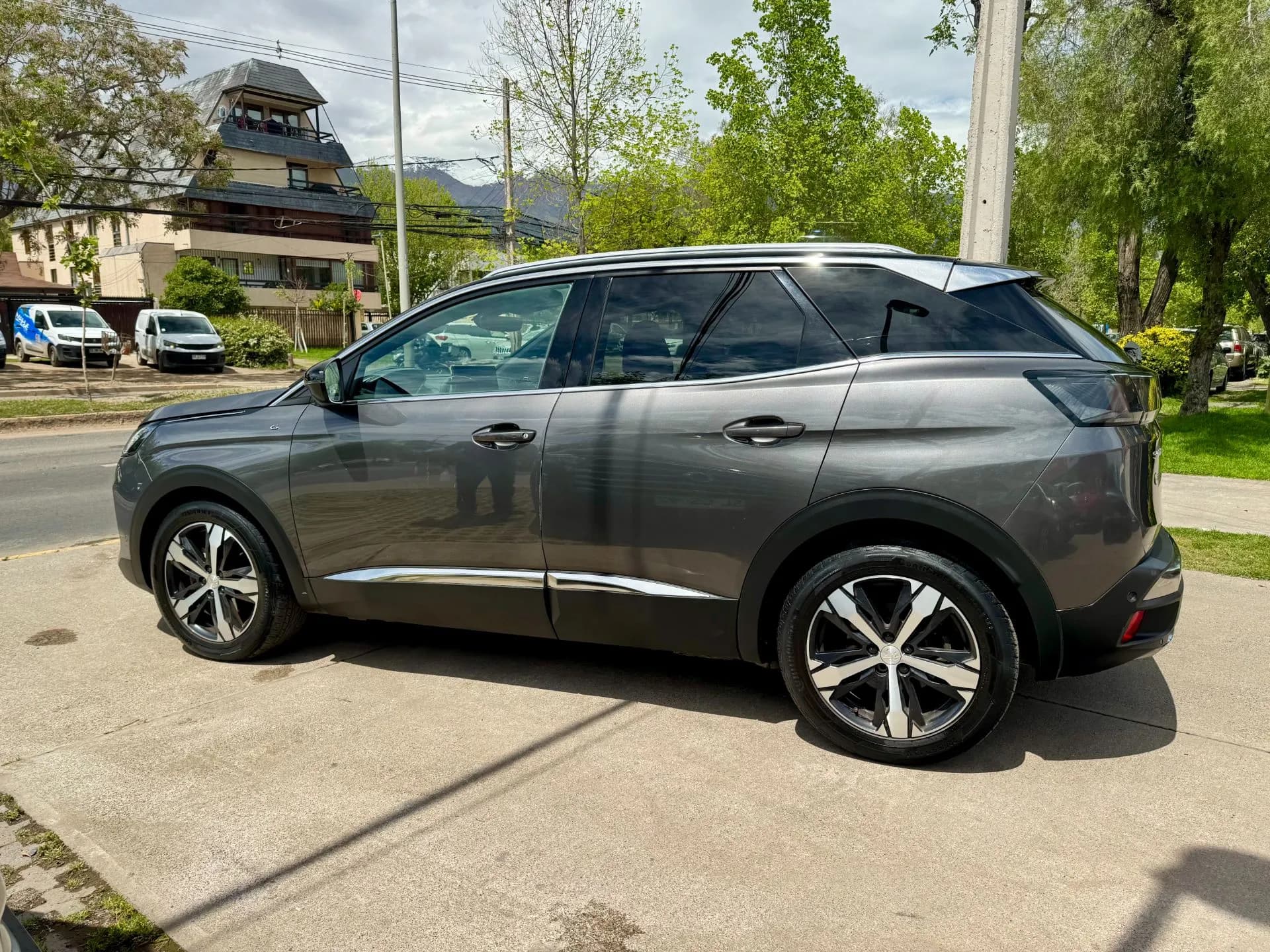Peugeot PEUGEOT - 3008 - GT DIESEL 1.5 AUTOMATICO UNICO DUENO FULL CUERO DOBLE TECHO CAMARA CARPLAY VER EN LAS CONDES vista 4