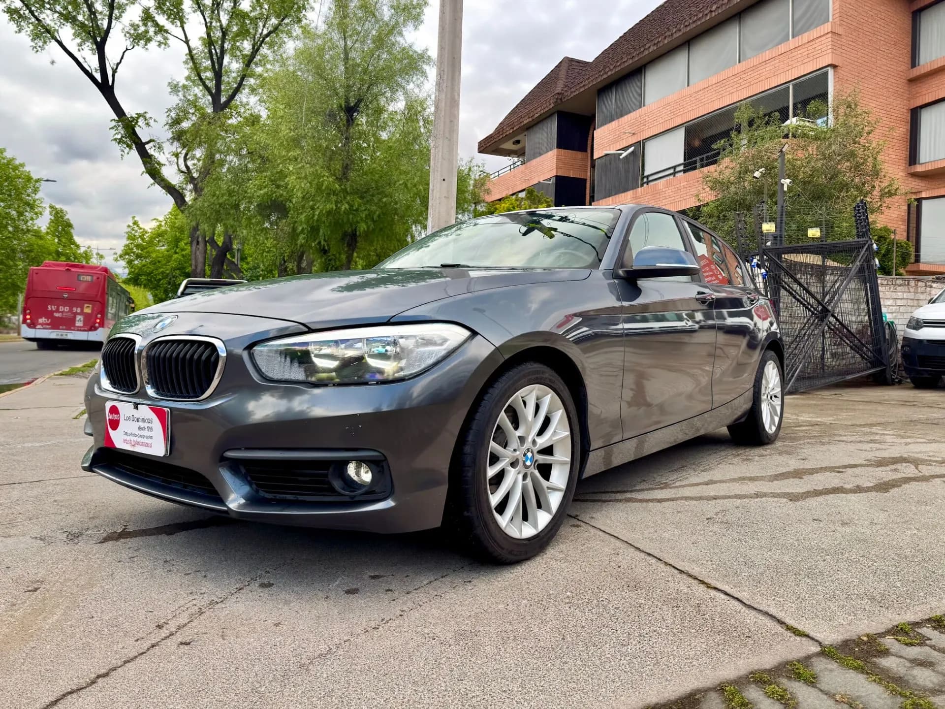 BMW BMW - 118 - LCI 1.5 TURBO AUTOMATICO SOLO 70.000 KM FULL CAMARA AIRE VER EN LAS CONDES vista 3