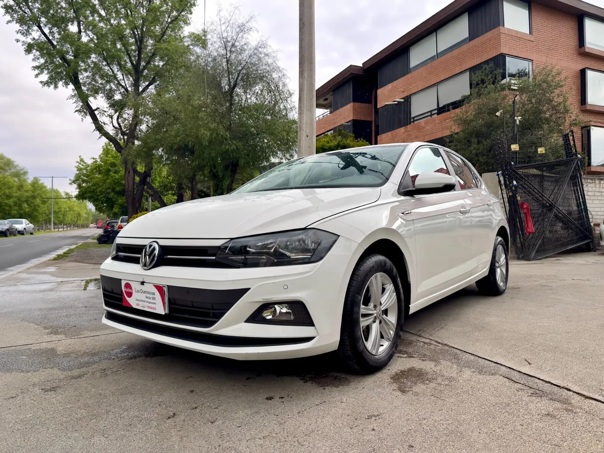 VOLKSWAGEN VOLKSWAGEN - POLO - COMFORLINE 1.6 AUTOMATICO SOLO 41.000 KM UNICO DUENO FULL CARPLAY 4 AIRBAG  VER EN LAS CONDES vista 5