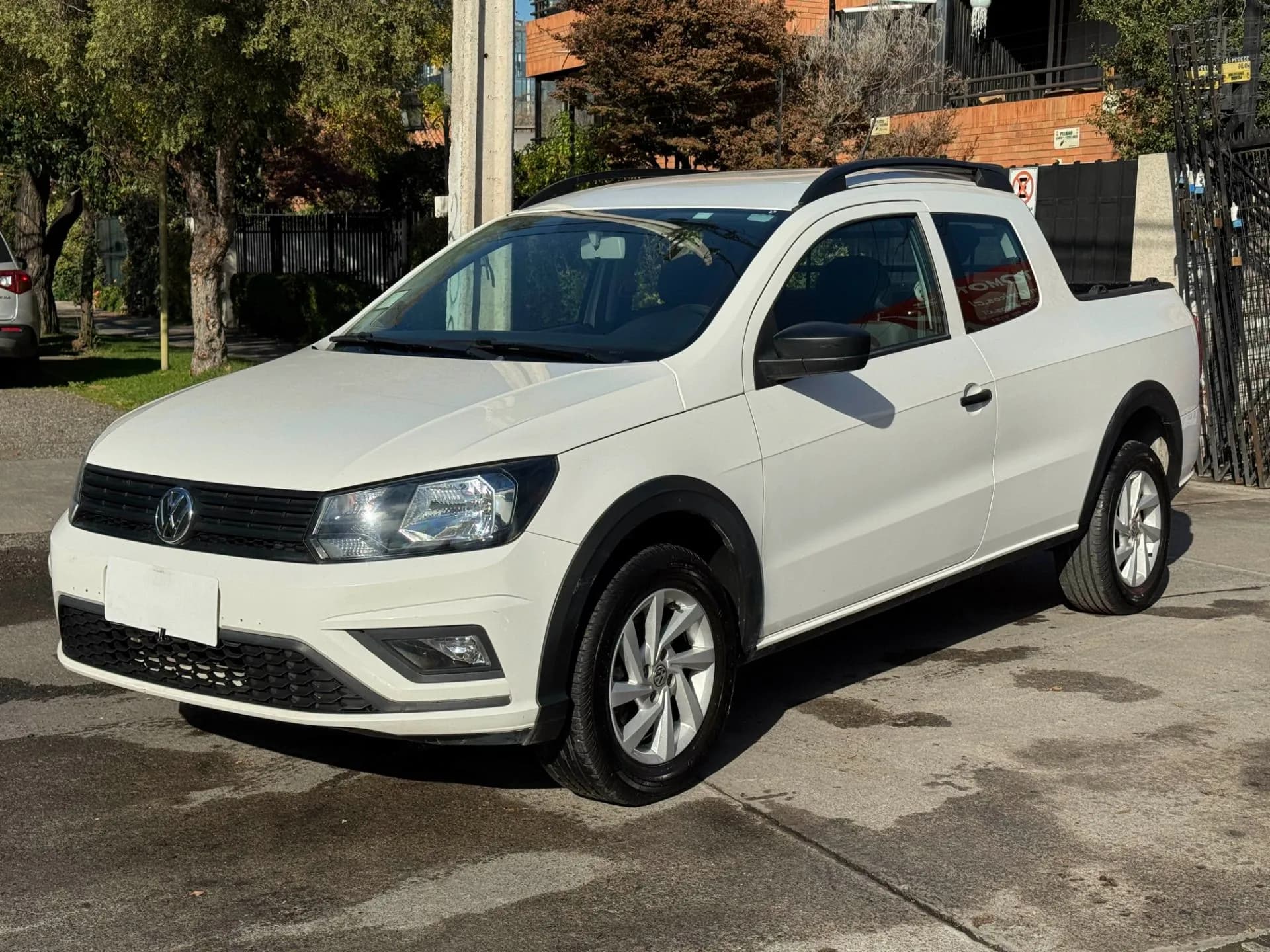VOLKSWAGEN VOLKSWAGEN - SAVEIRO - CONFORTLINE 1.6 MEC SOLO 41.000 KM FULL CARPLAY AIRE AIRBAG VER EN LAS CONDES vista 4