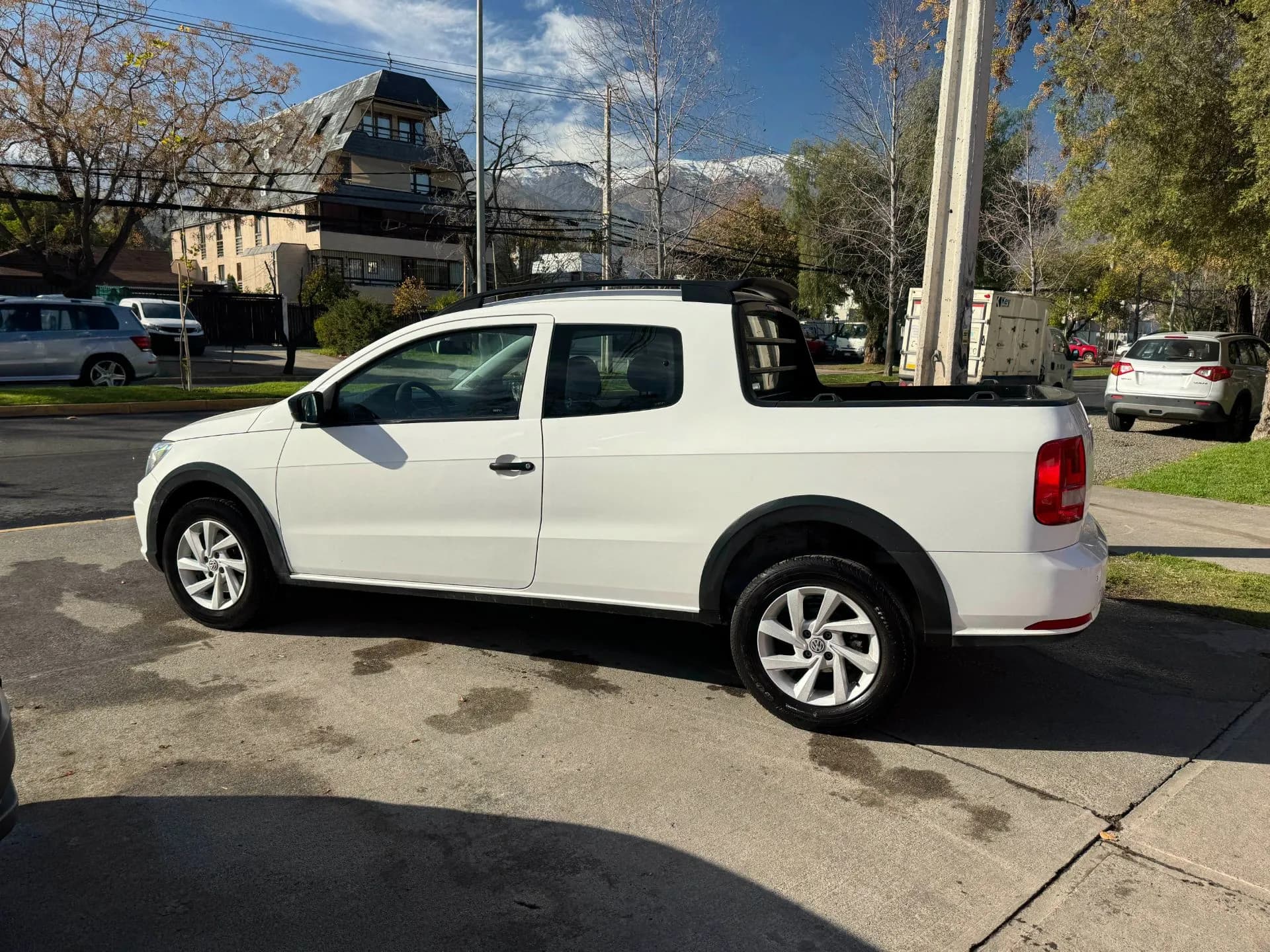 VOLKSWAGEN VOLKSWAGEN - SAVEIRO - CONFORTLINE 1.6 MEC SOLO 41.000 KM FULL CARPLAY AIRE AIRBAG VER EN LAS CONDES vista 5